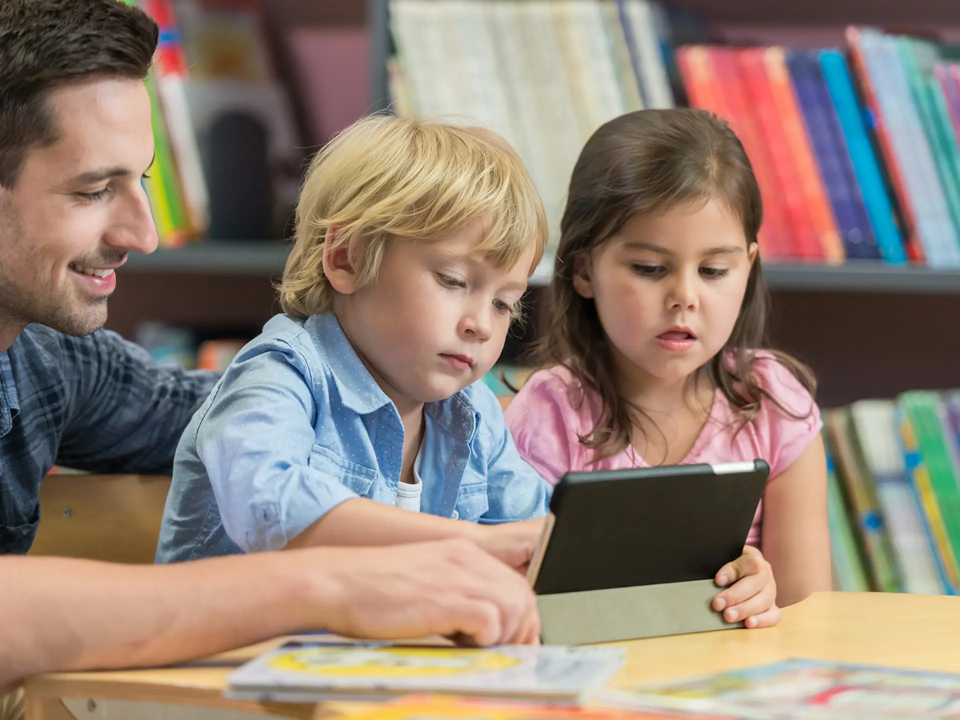 Two children immersed in a tablet