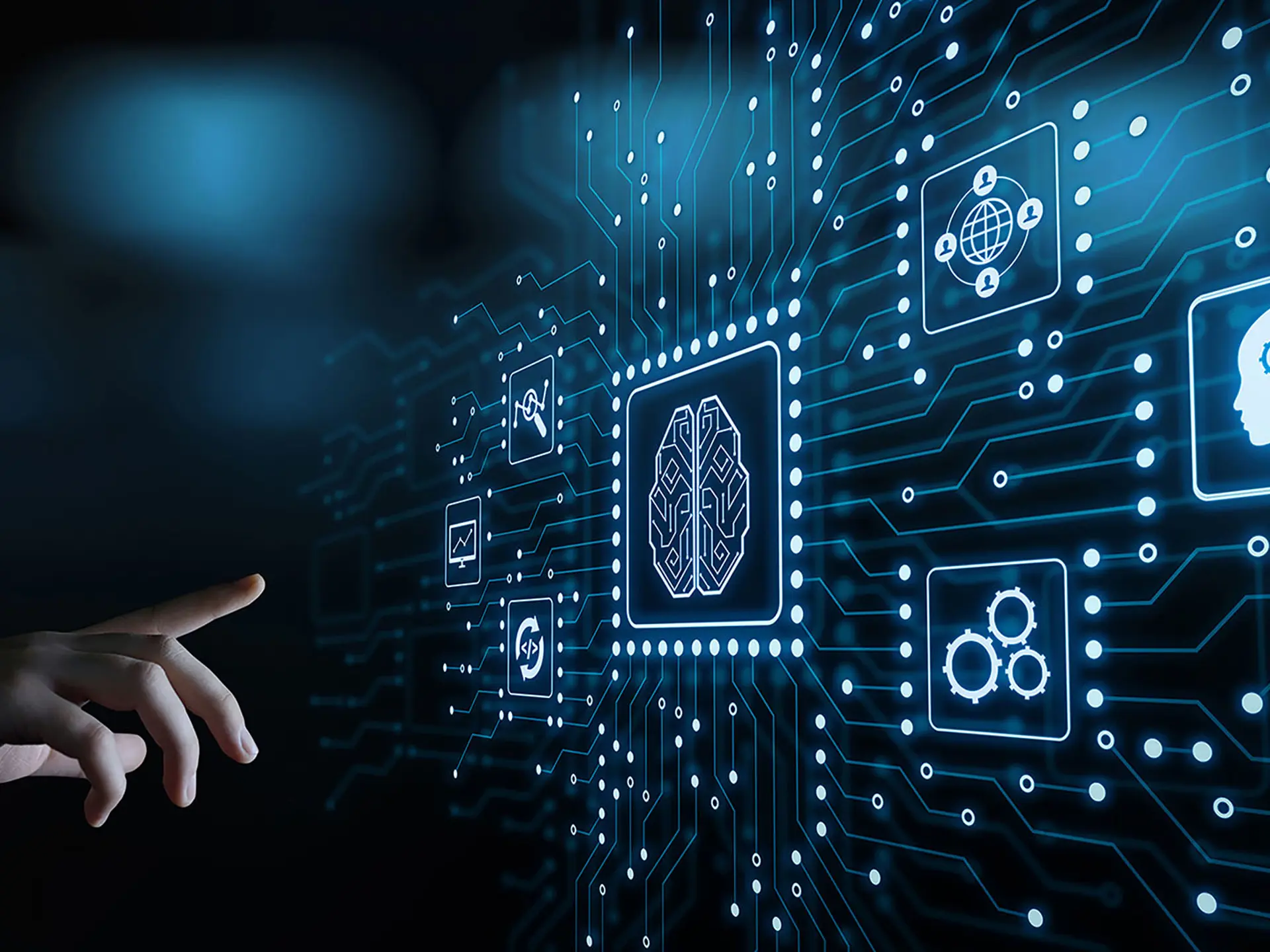 Finger zeigt auf interaktiven Bildschirm