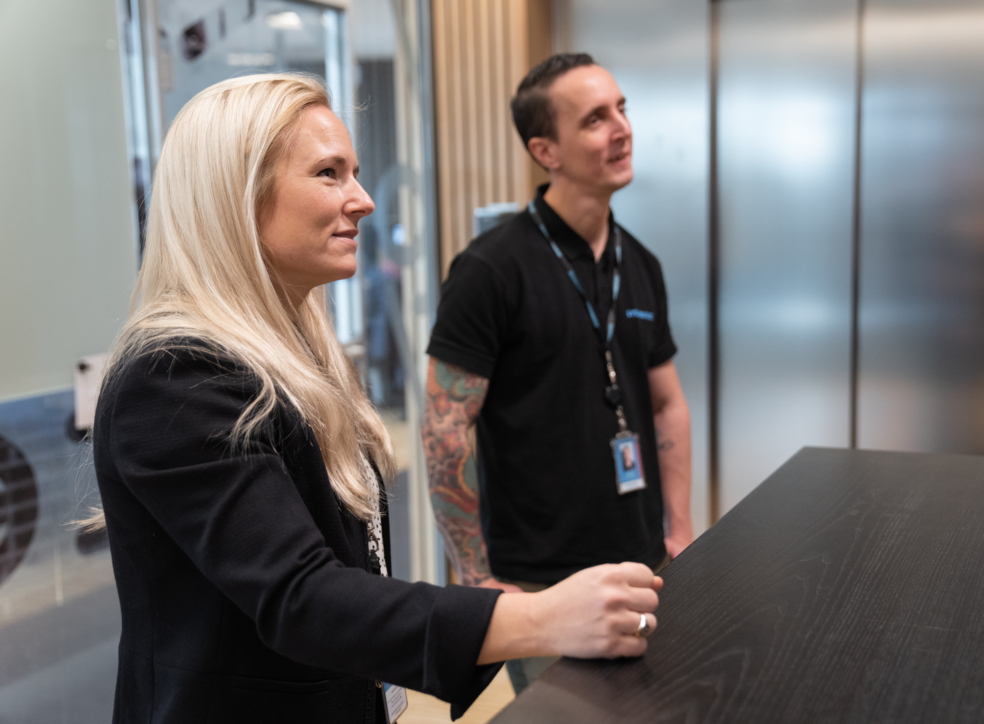 Systematic-Mitarbeiter während einer Stand-up-Session in der Systematic-Zentrale.