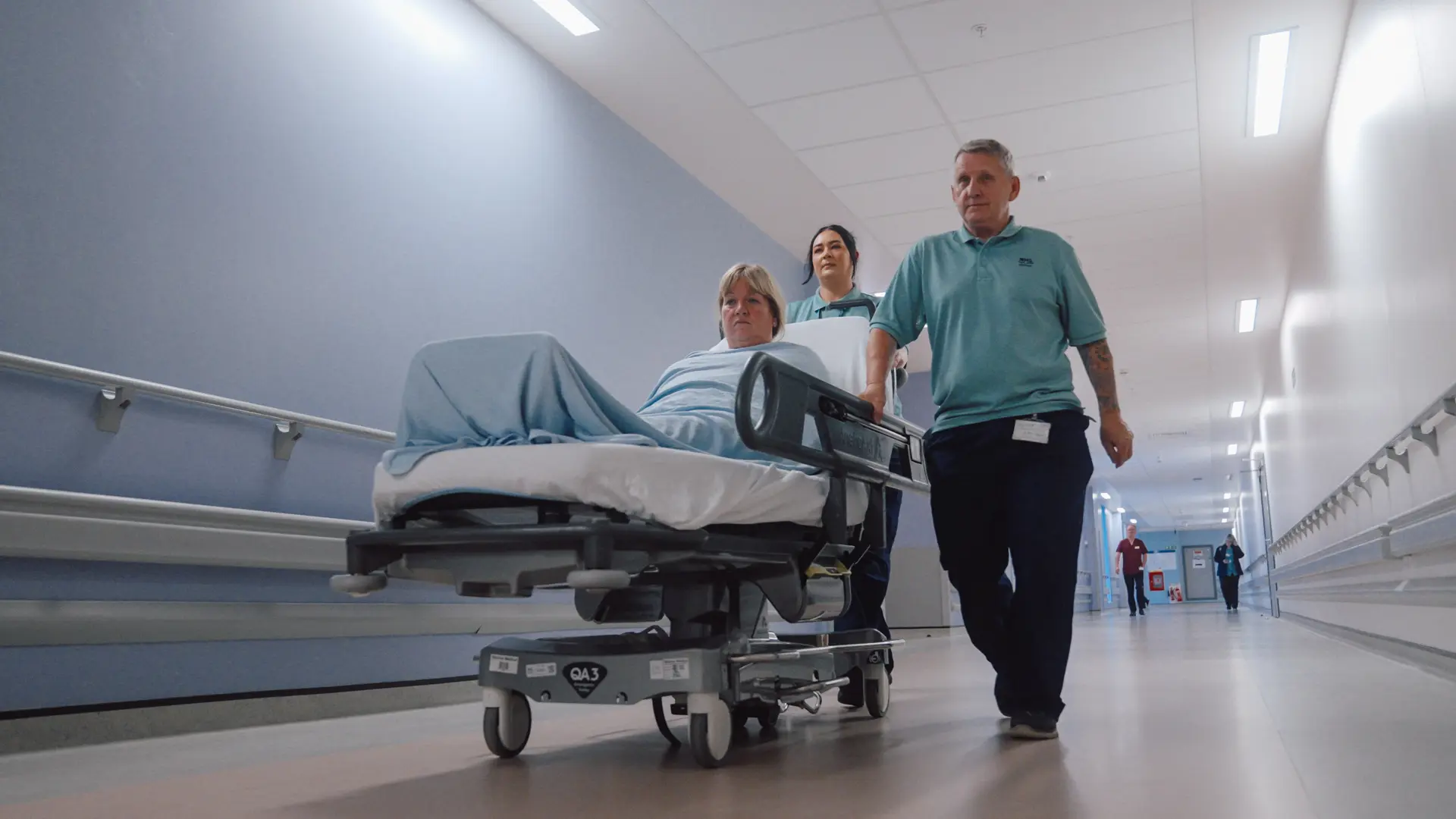 Portører på Queen Elizabeth University Hospital transporterer patienter hurtigere