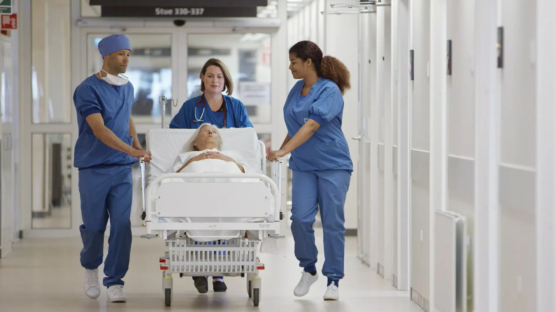 Patient under transport på et hospital