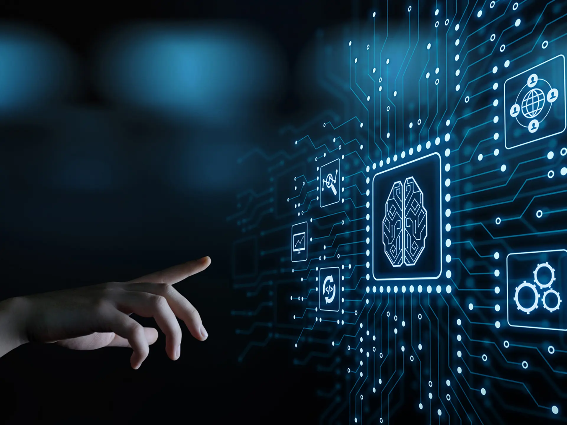 En digital grænseflade, der viser kunstig intelligens, med et lysende kredsløb, et hjerneikon og sammenkoblede teknologisymboler. En hånd rækker ud mod grænsefladen.