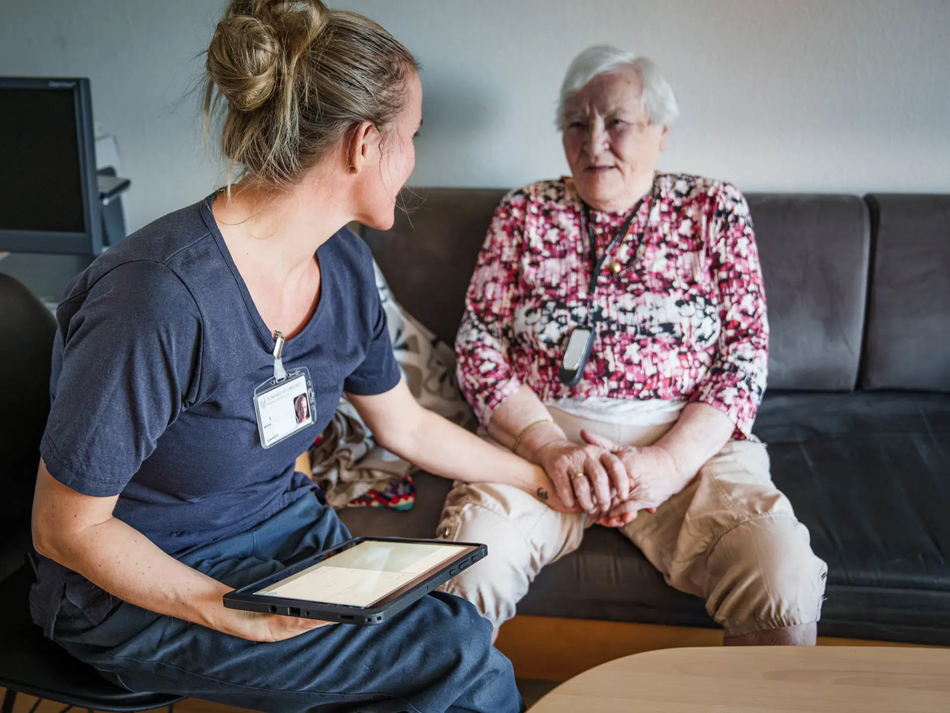 Sykepleier snakker med innbygger