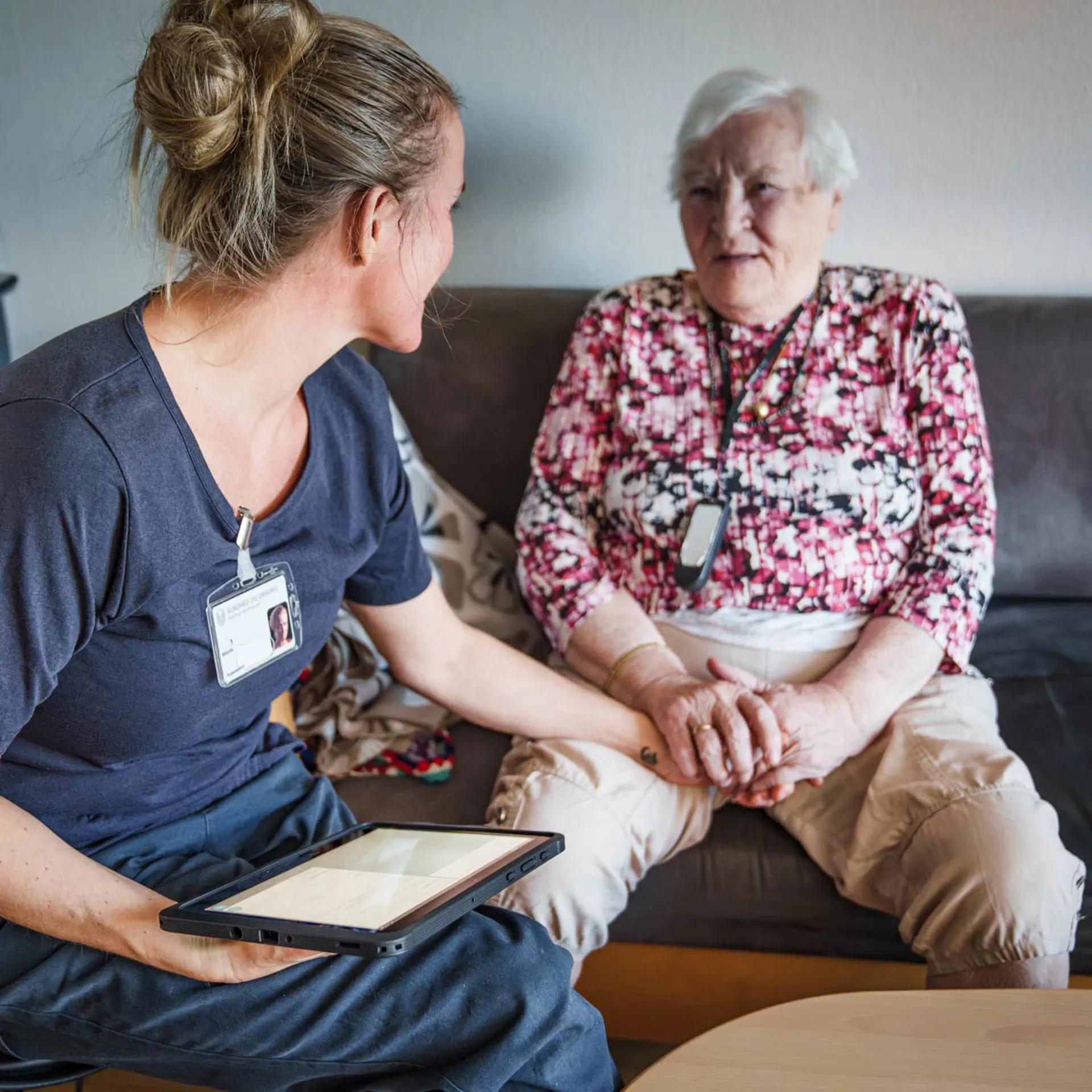 Sygeplejersker snakker med borger