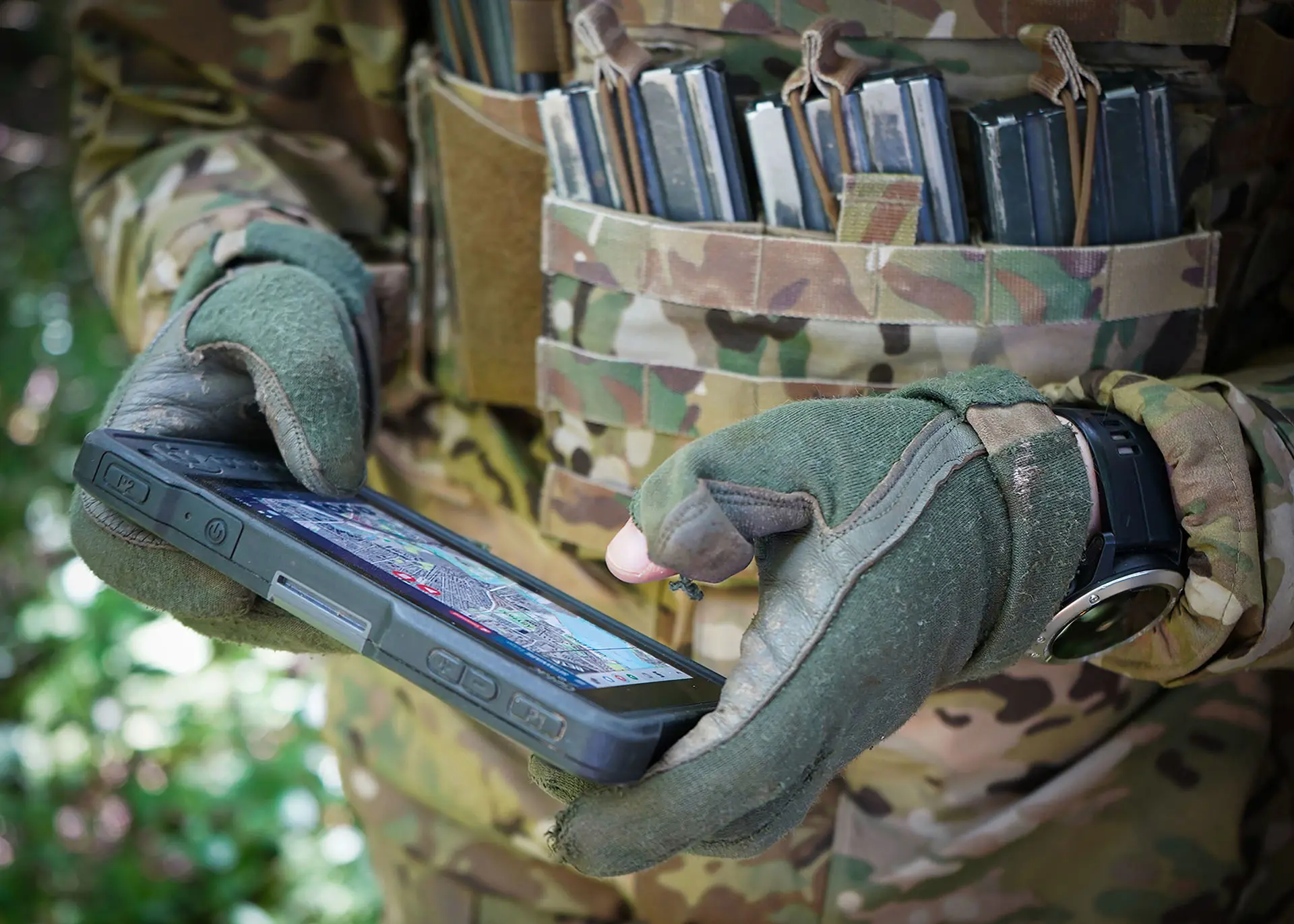 Image of a soldier using SitaWare Edge