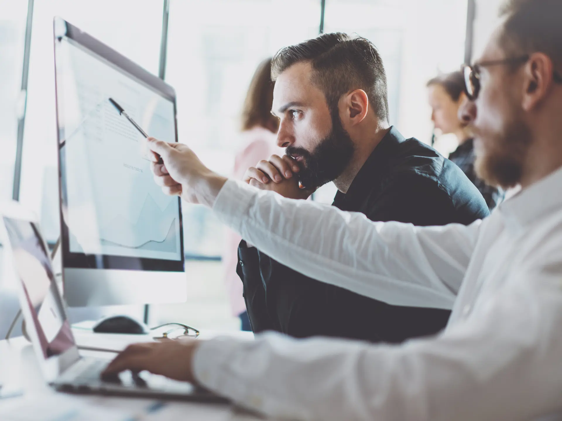 Mand fremviser materiale på en computerskærm