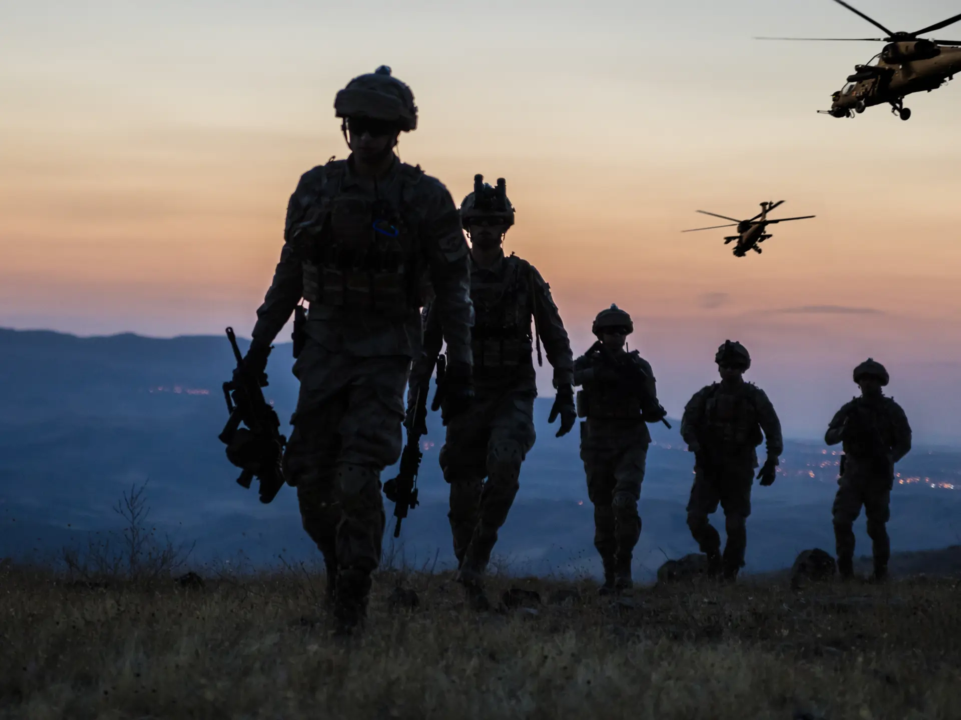 multidomain-soldiers-and-helicopter