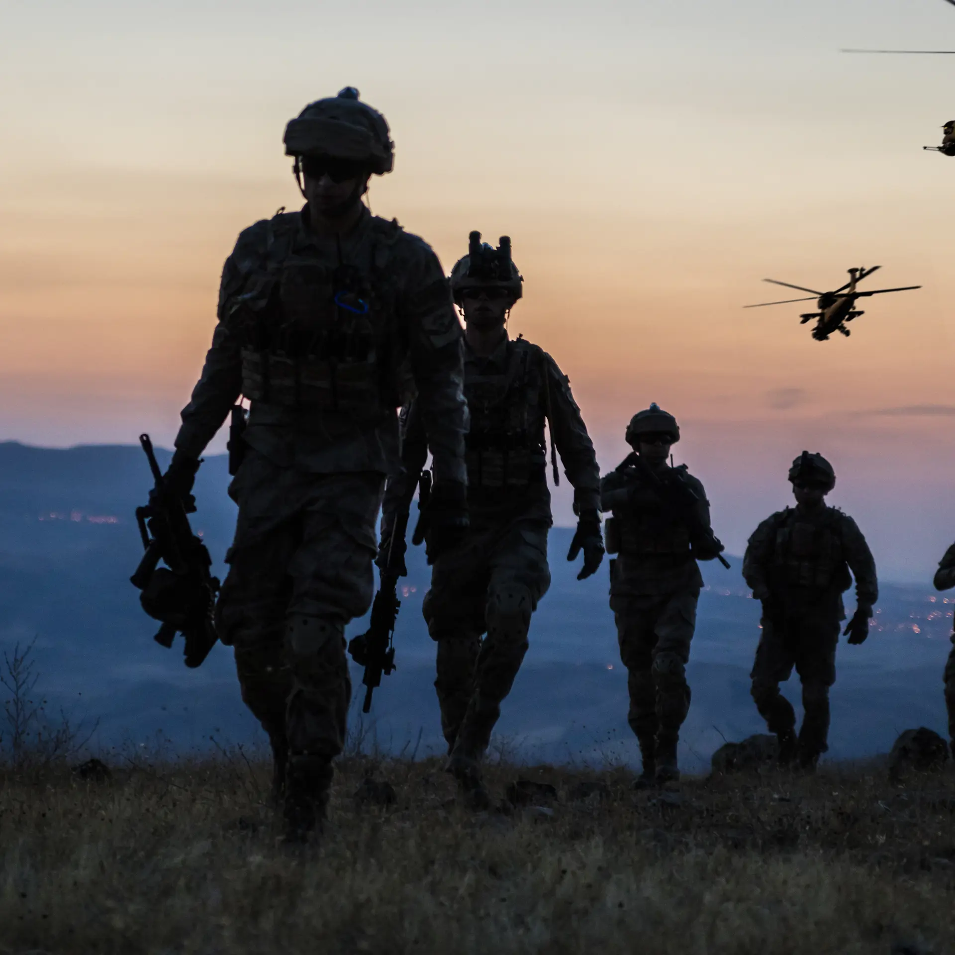 multidomain-soldiers-and-helicopter