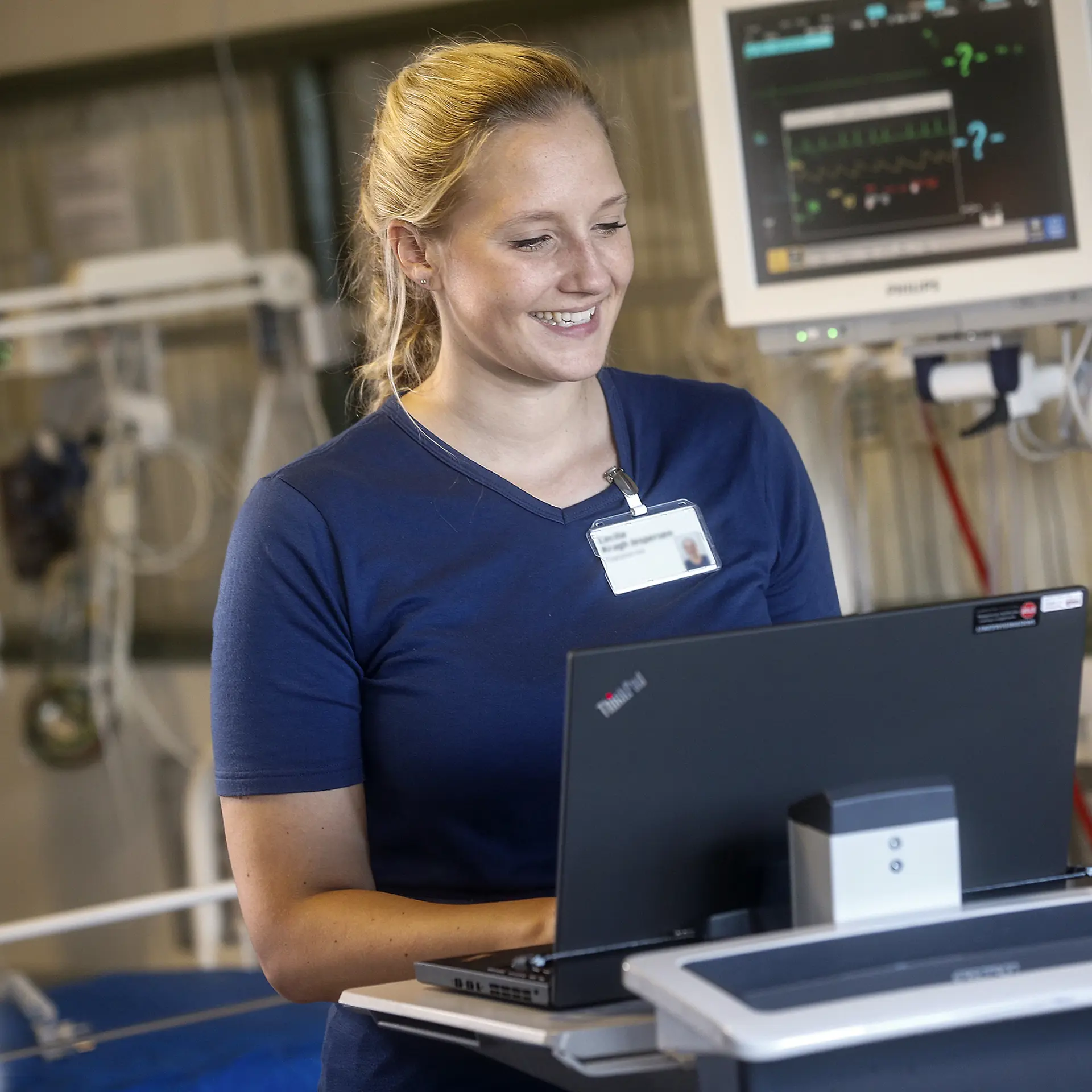 Sygeplejerske arbejder på computer på akutafdeling