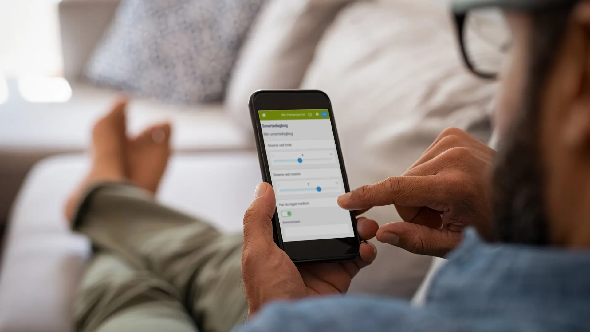 Closeup af mand der bruger Columna Citizen Kommunal PRO løsningen på smartphone