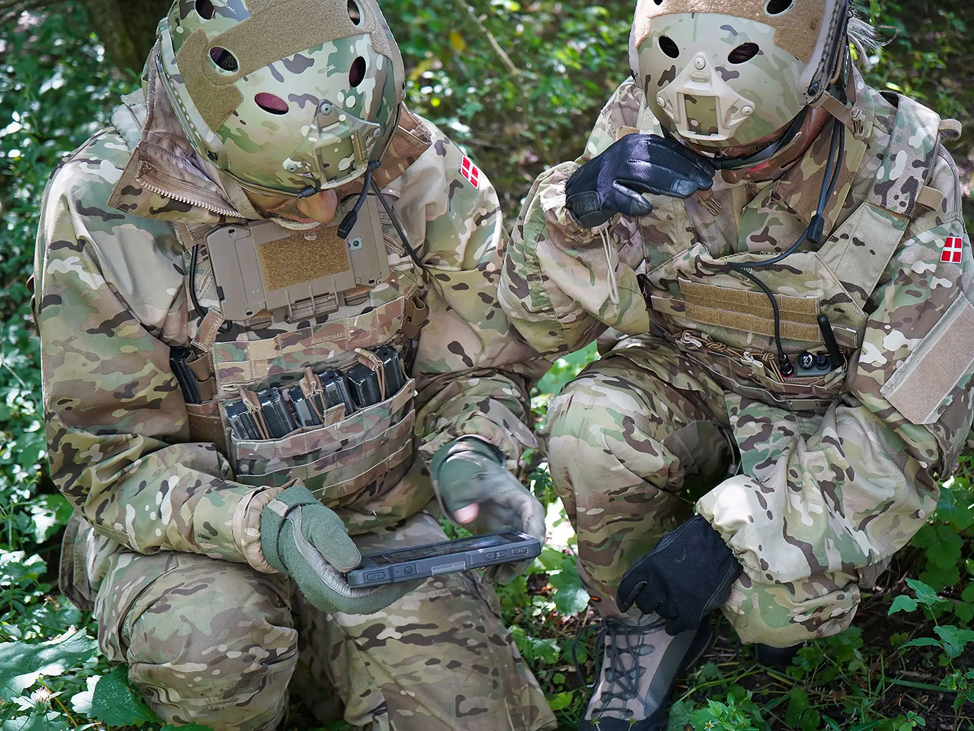 Two soldiers using SitaWare Edge