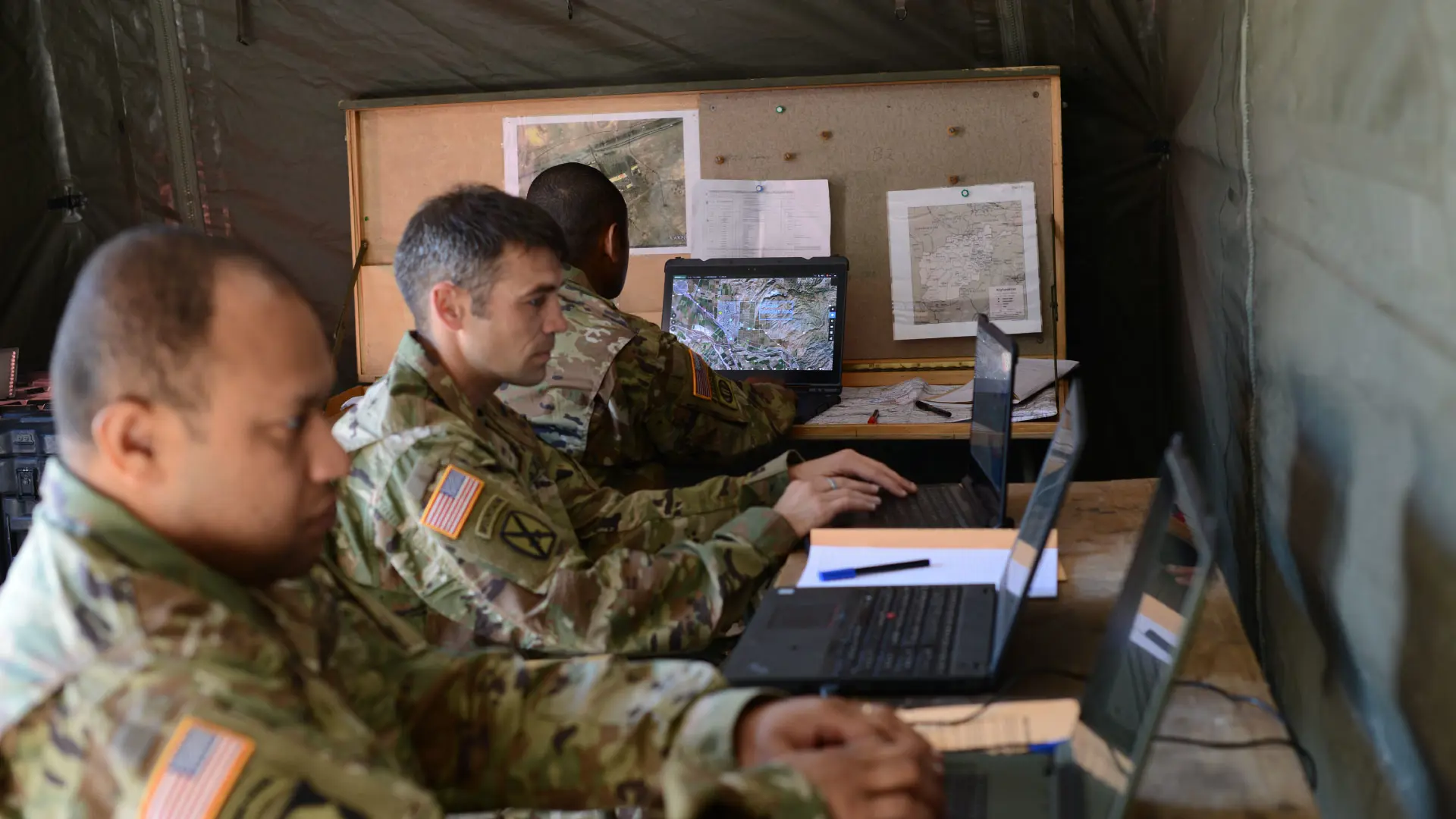 US soldiers in tent using sitaware headquarters