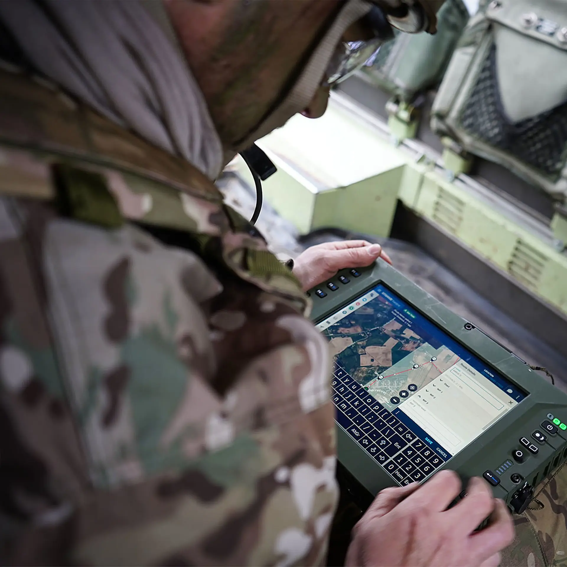 Soldat bruger SitaWare software på en tablet