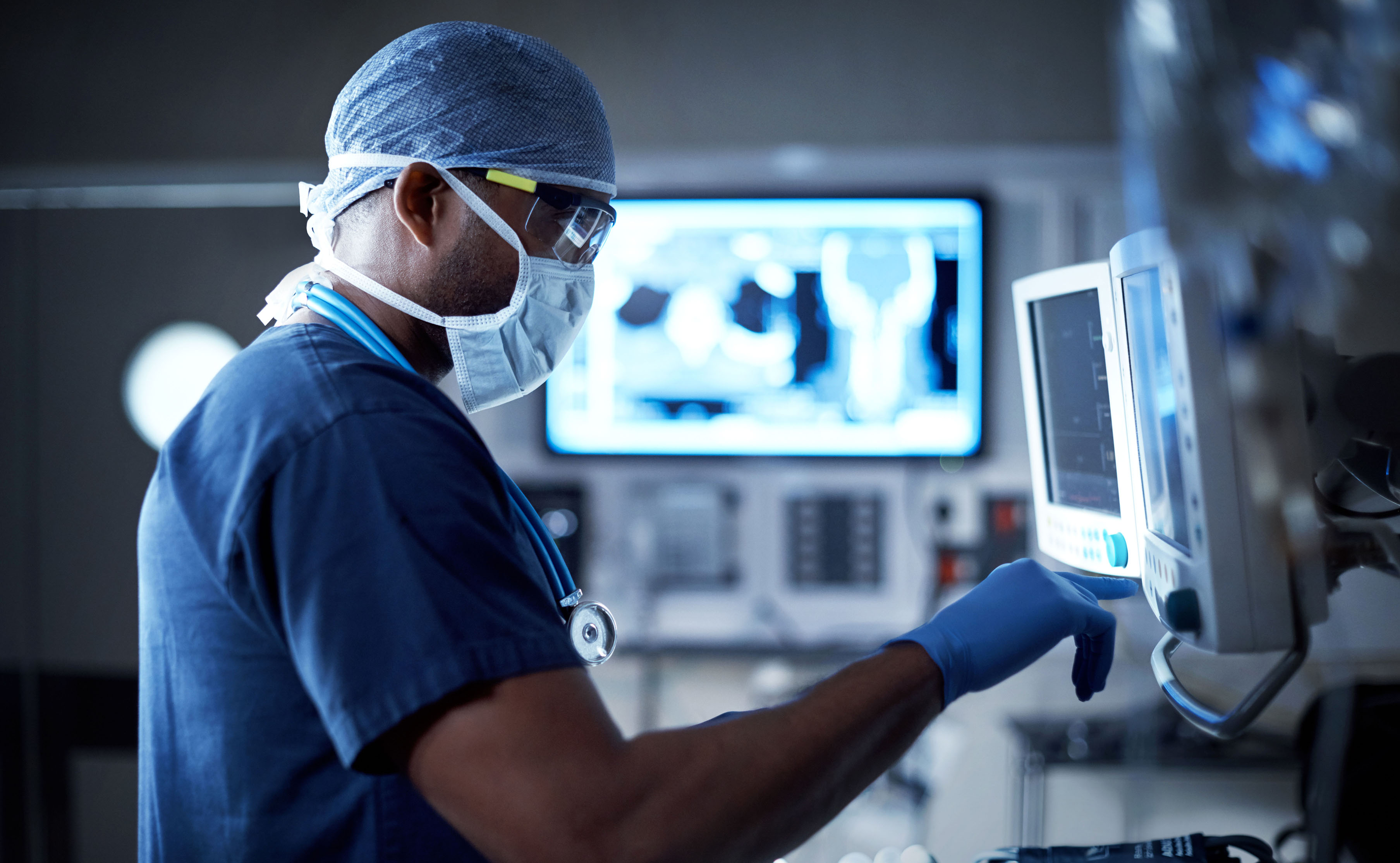 Surgeon looking at a screen in an operating theatre