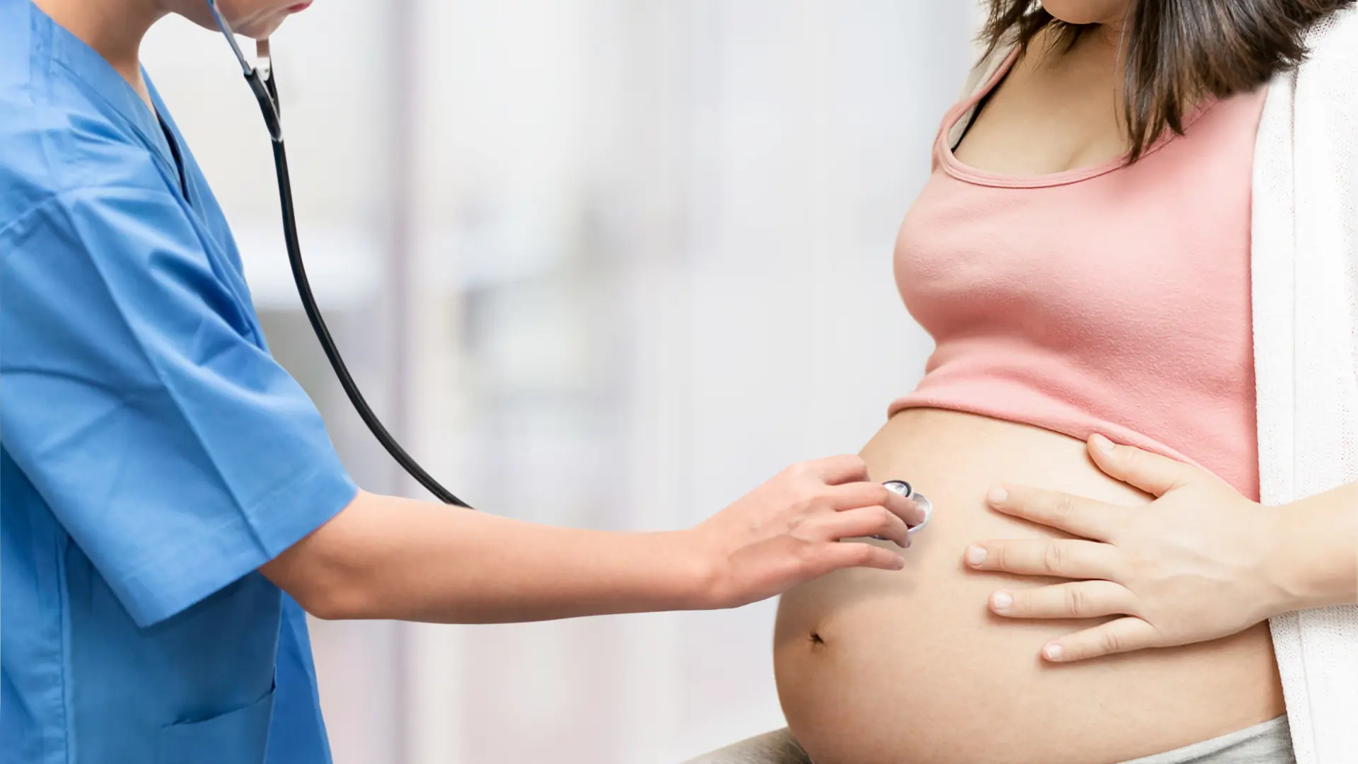 Pregnant woman and gynecologist doctor