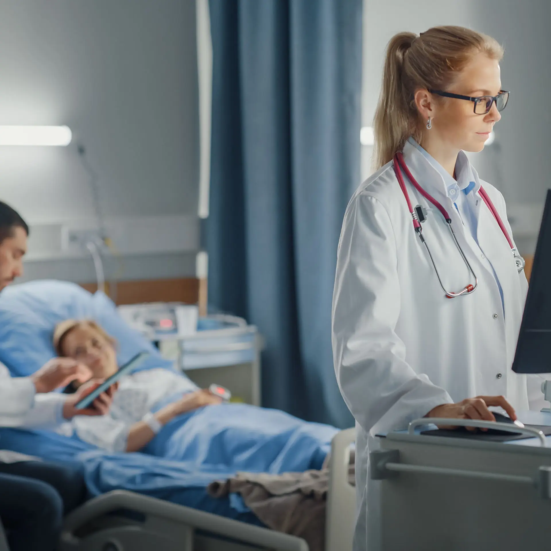 Läkare som använder Columna CIS när de tar hand om en patient på sjukhus