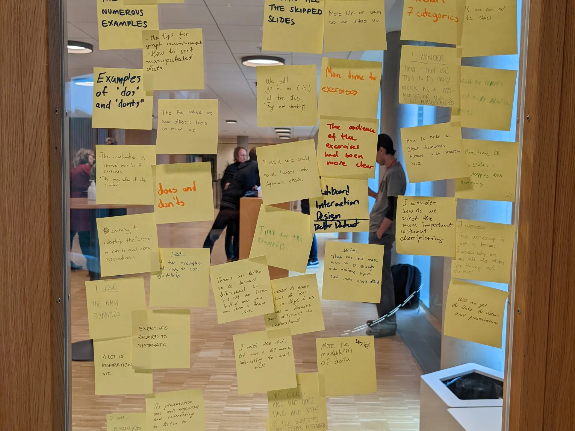 Workshop post-its på glasdør