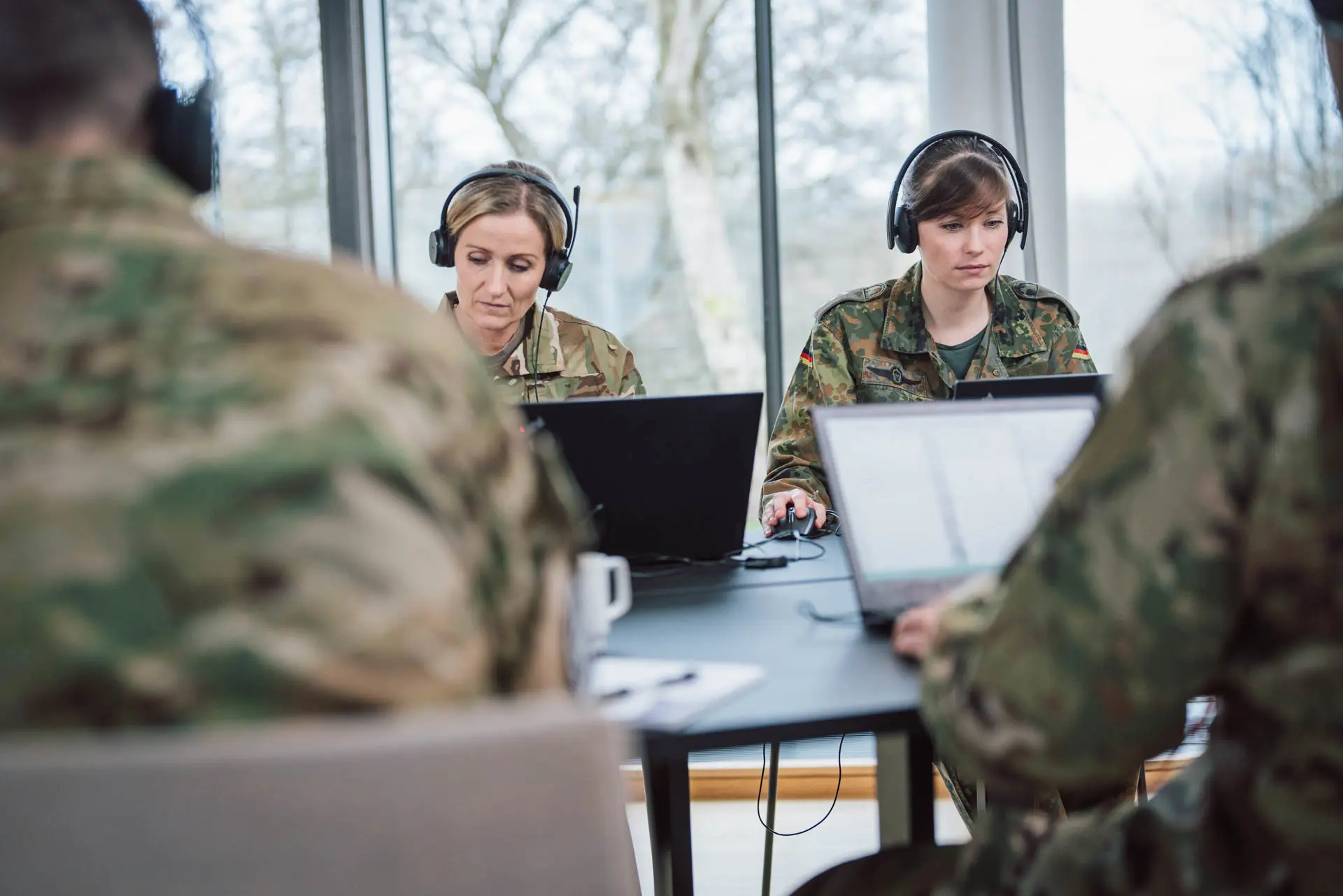 Soldaten trainieren in SitaWare Aspire im Büro