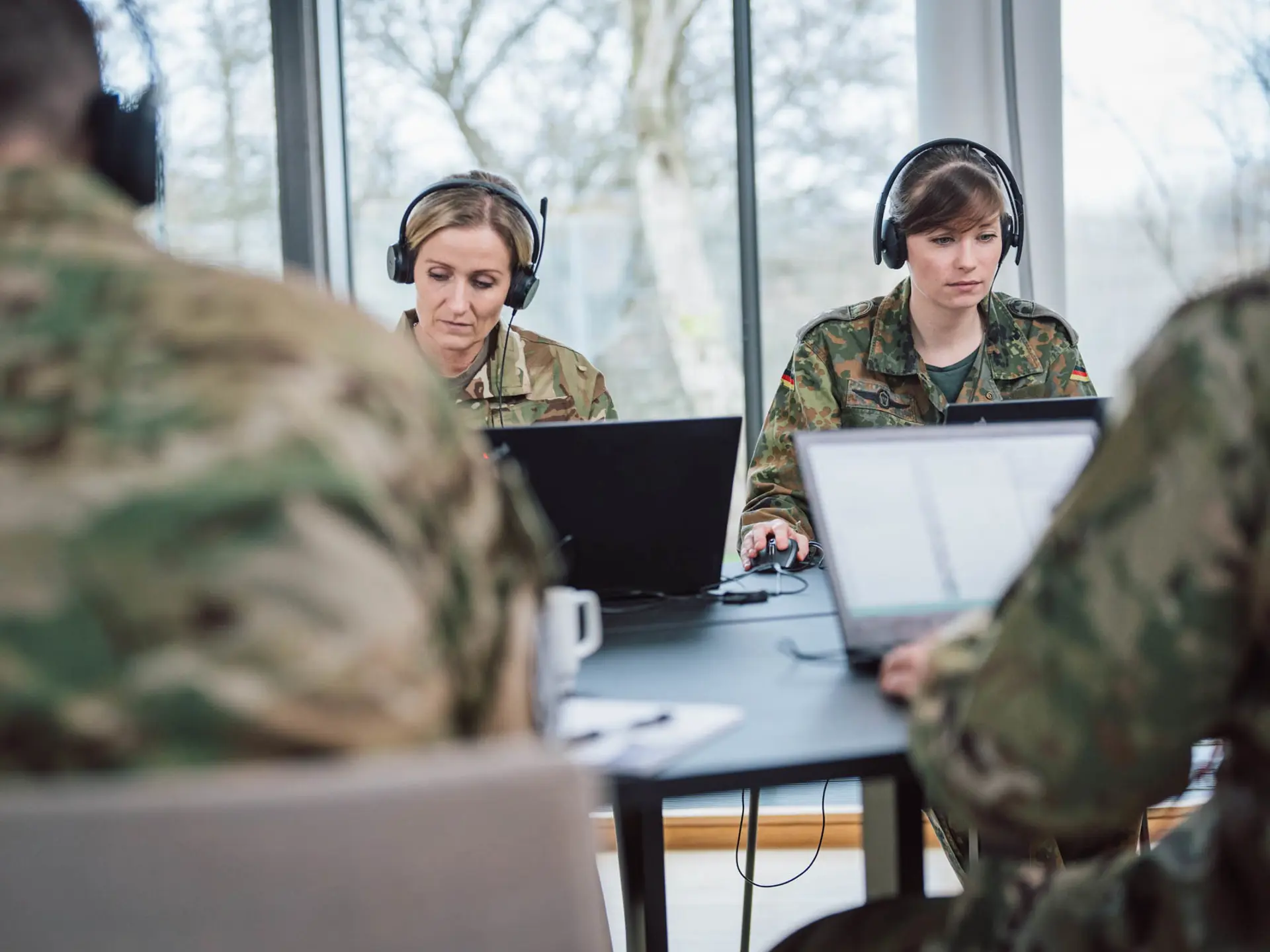 Soldaten trainieren in SitaWare Aspire im Büro