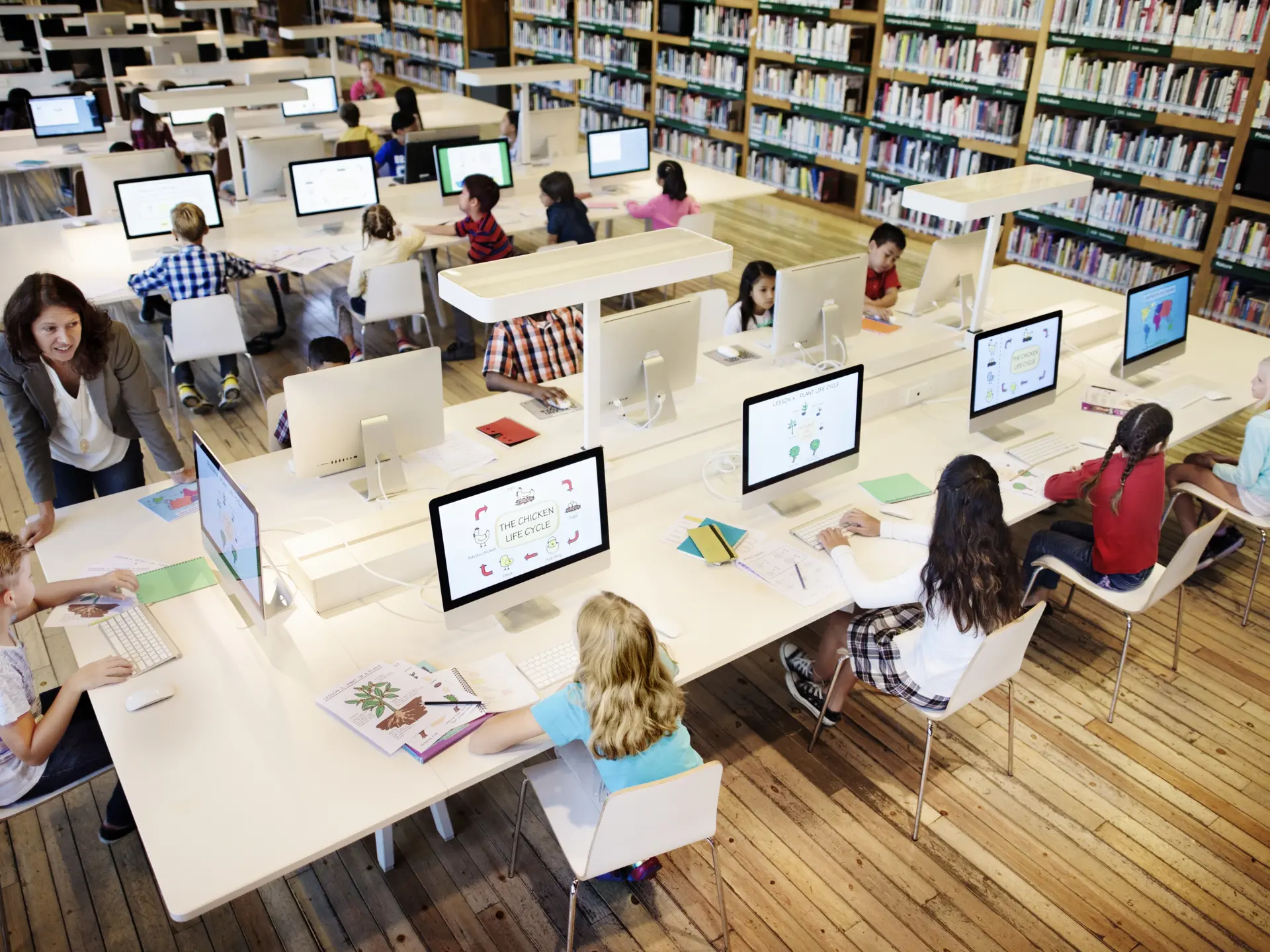 Børn foran computere på biblioteket