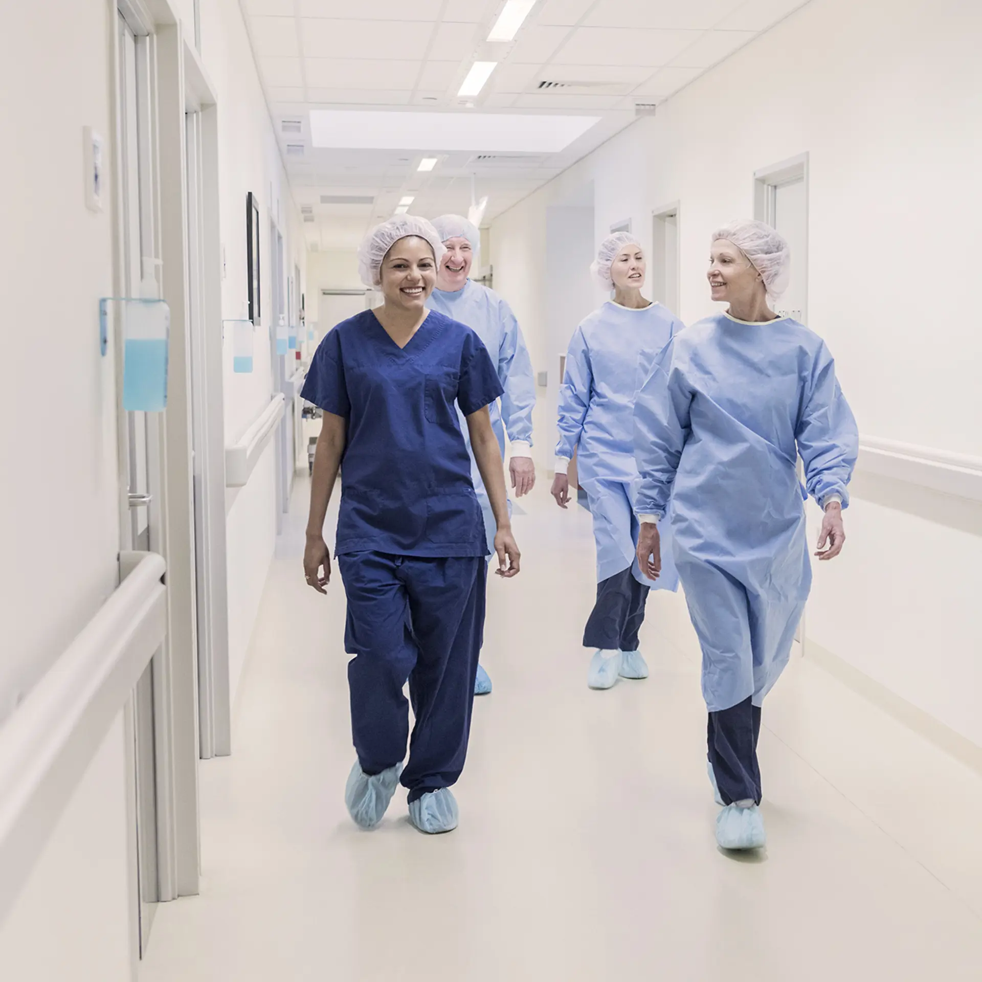 Kirurgisk personale går på gangen