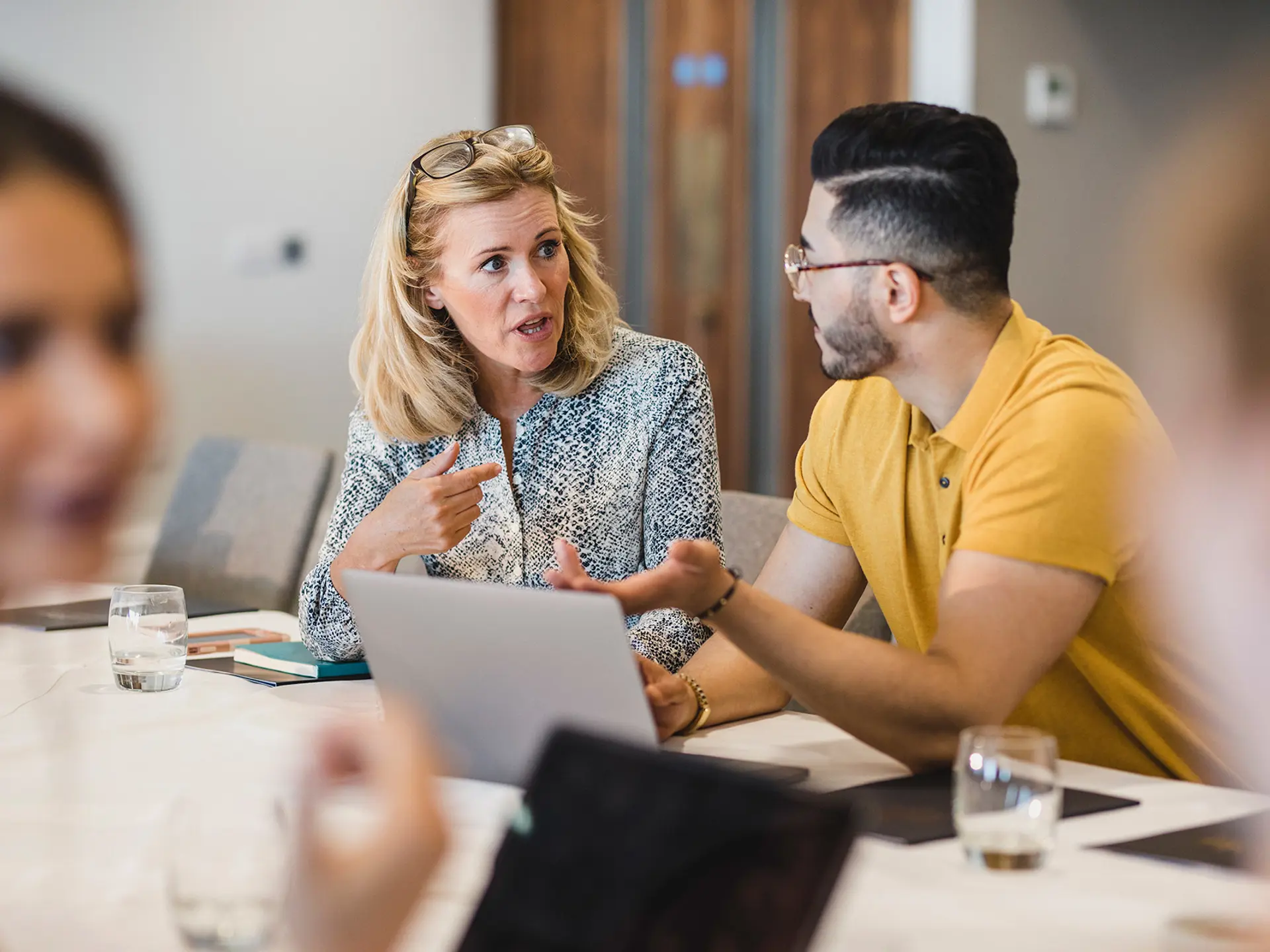 Municipal worker talks to Cura expert