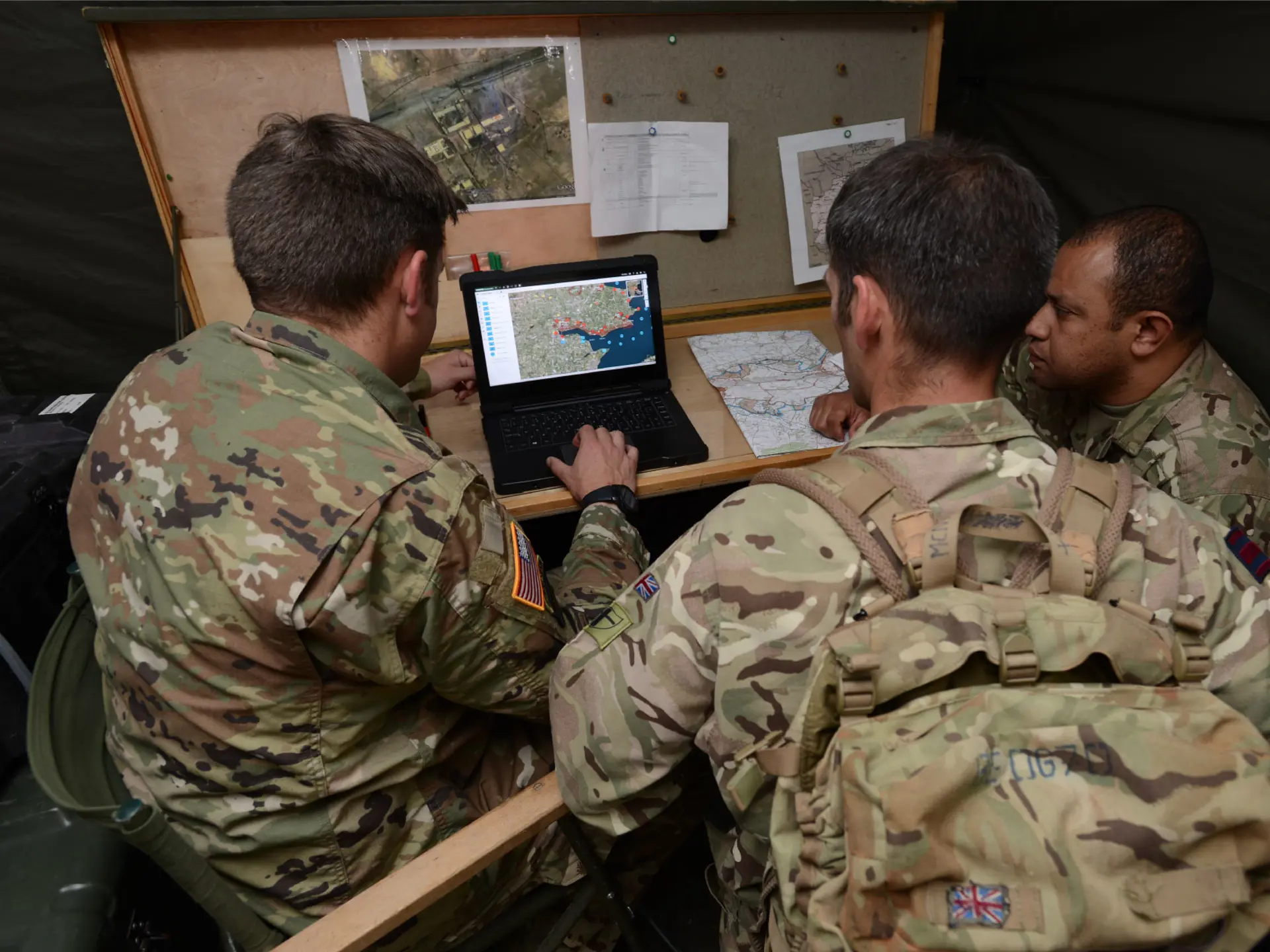 soldiers-in-a-tent-using-sitaware-headquarters