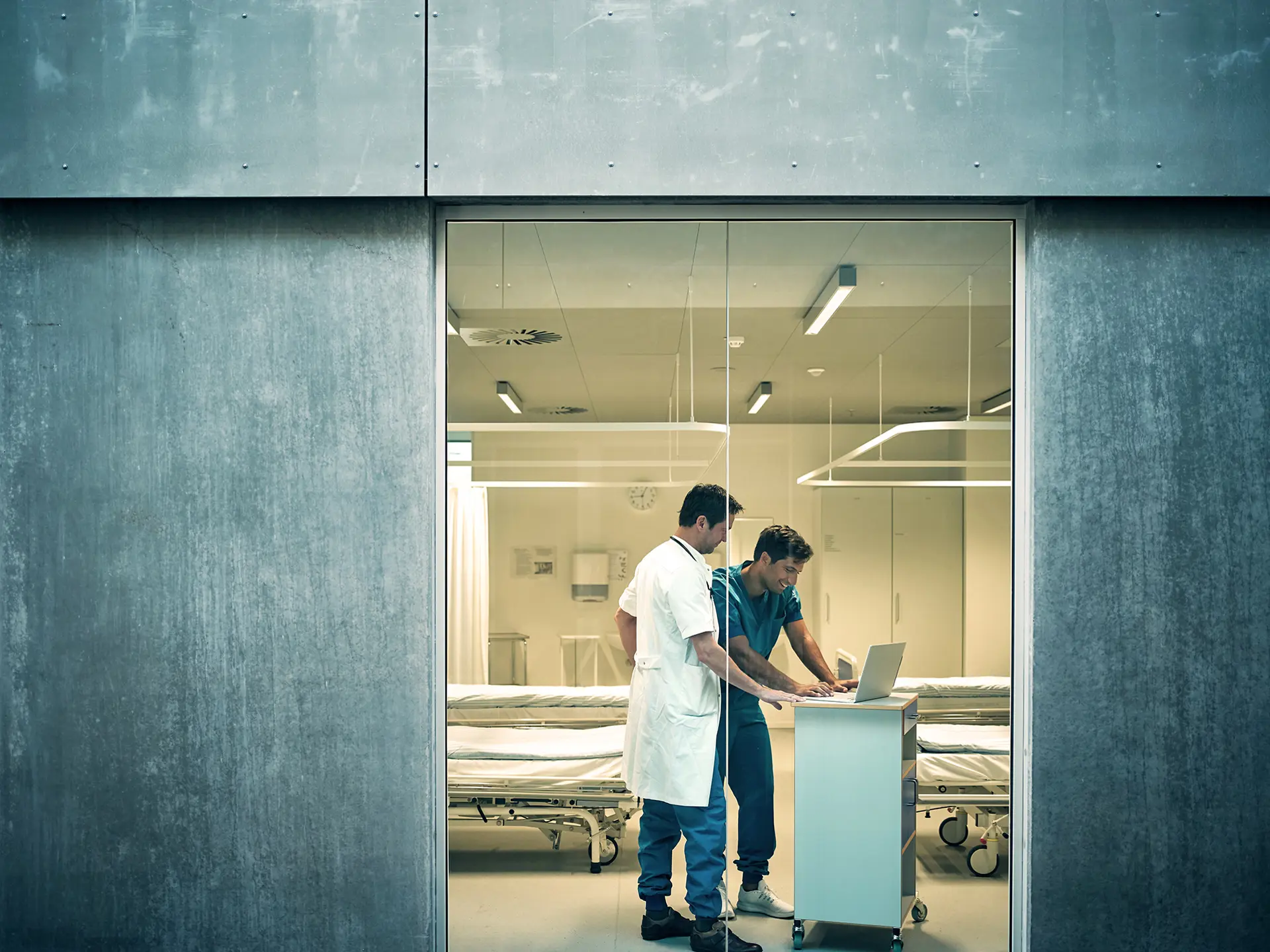 Klinisk personale, der tjekker patientinformation