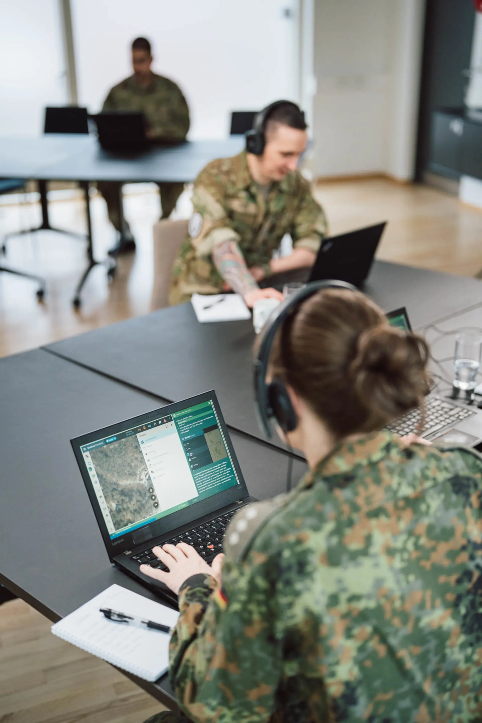 Soldat an einem Schreibtisch mit einem Laptop