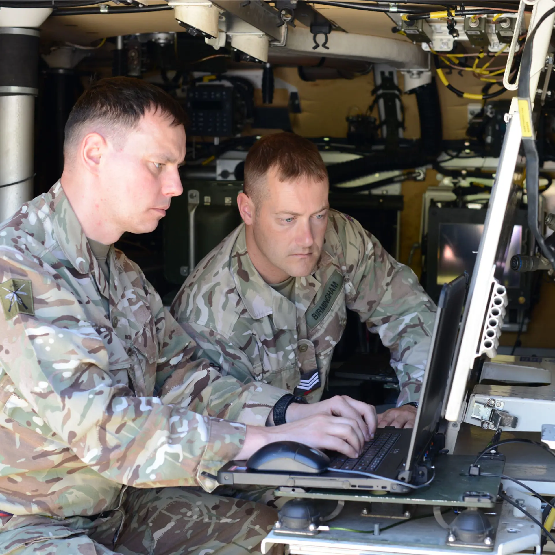 two soliders using sitaware headquarters