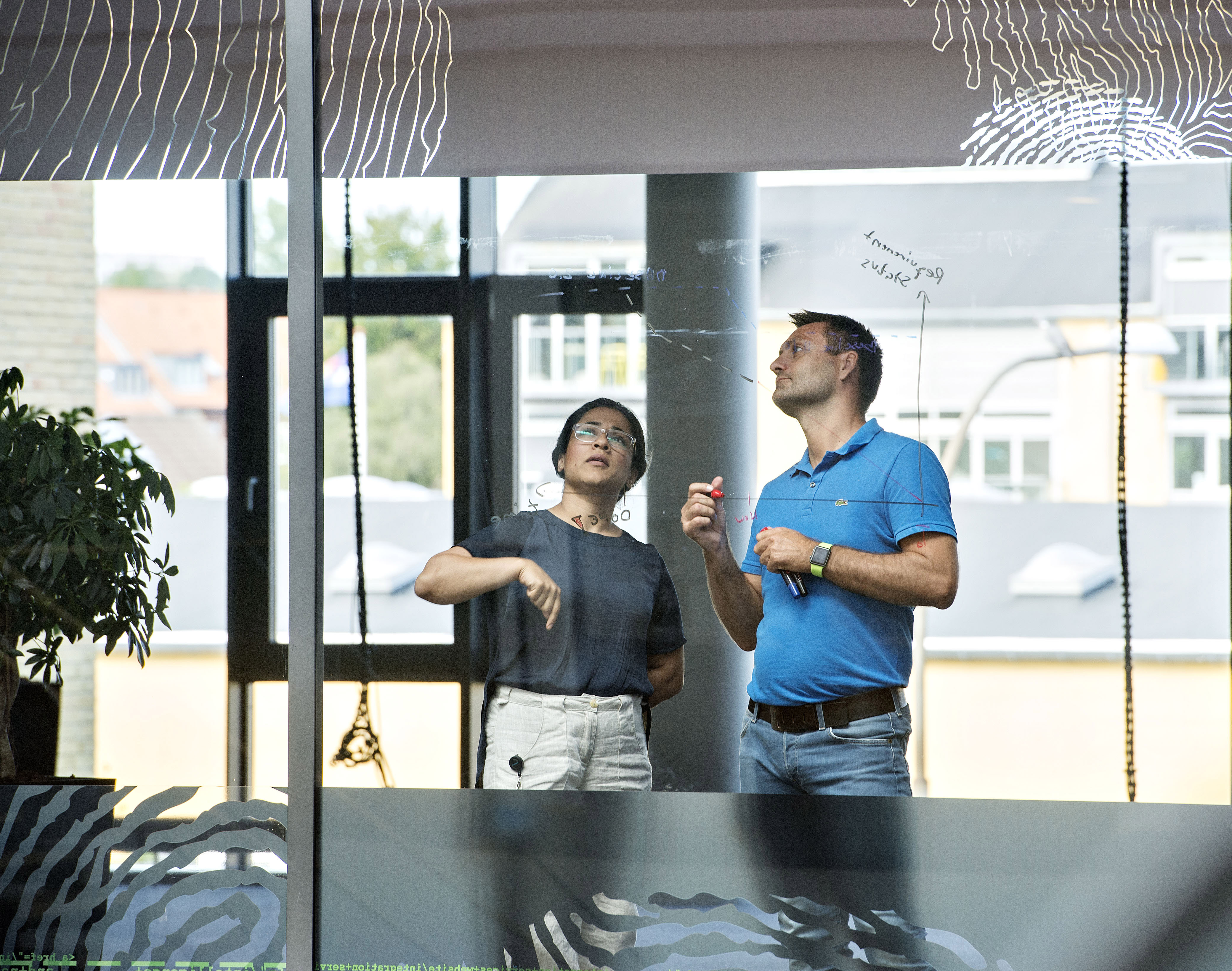 Systematic medarbejdere samarbejder omkring en tavle