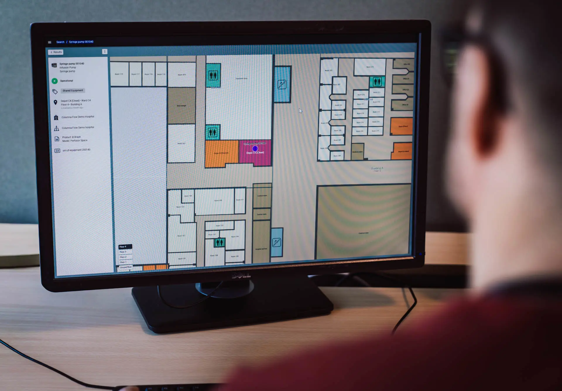Digital facilitetsstyring plantegning vist på computerskærm med bygningslayout og farvekodede rum og udstyrssporing