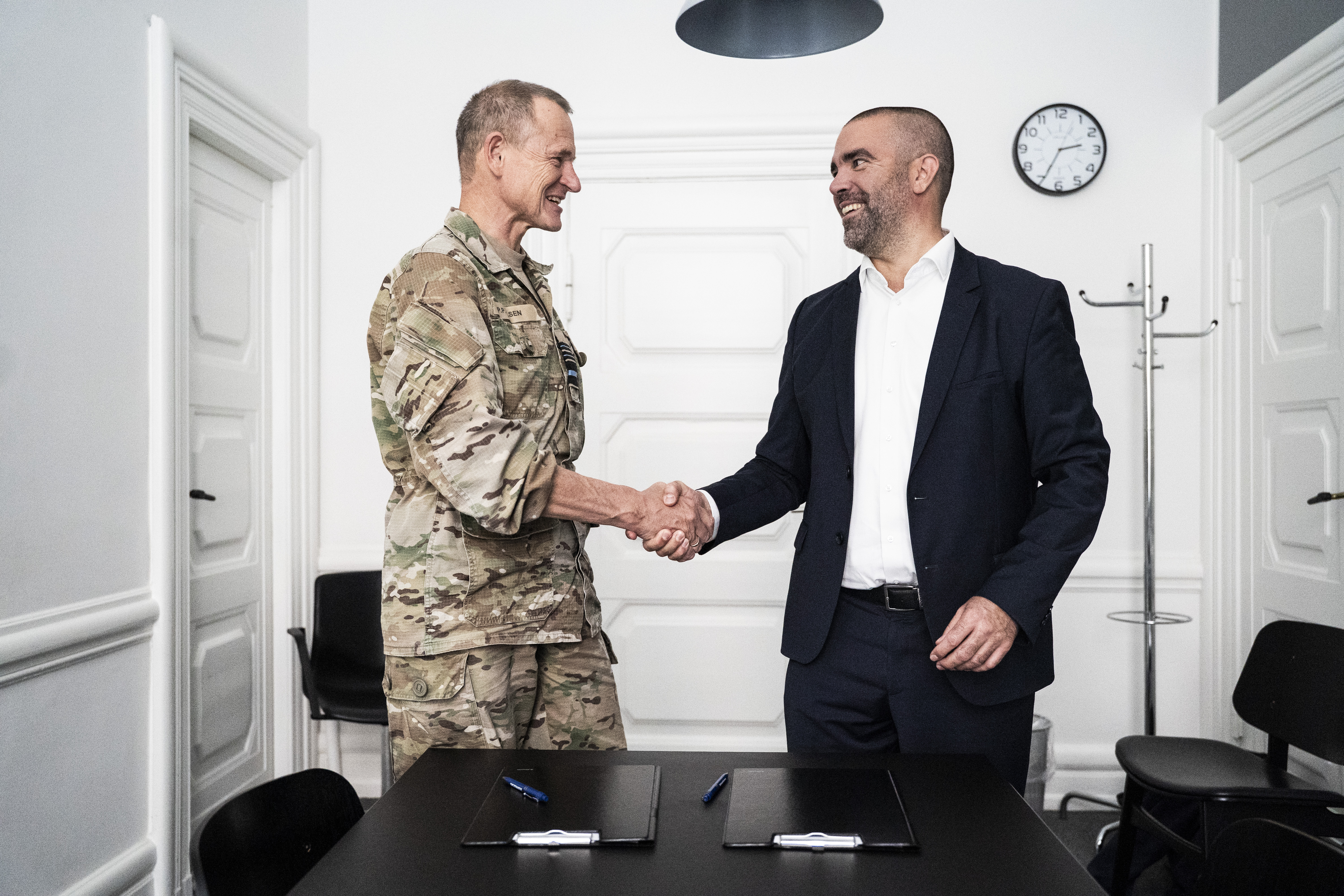 Nikolaj Bramsen og chefen for FMI, generalløjtnant Per Pugholm Olsen.