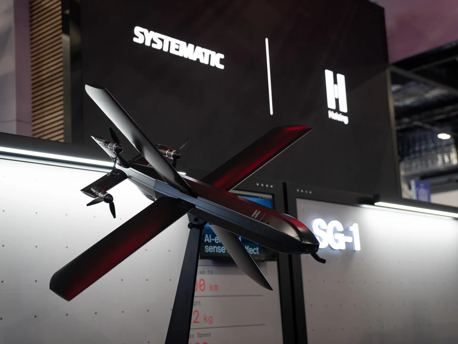 Helsing-drone, med Systematic og Helsings logoer i baggrunden
