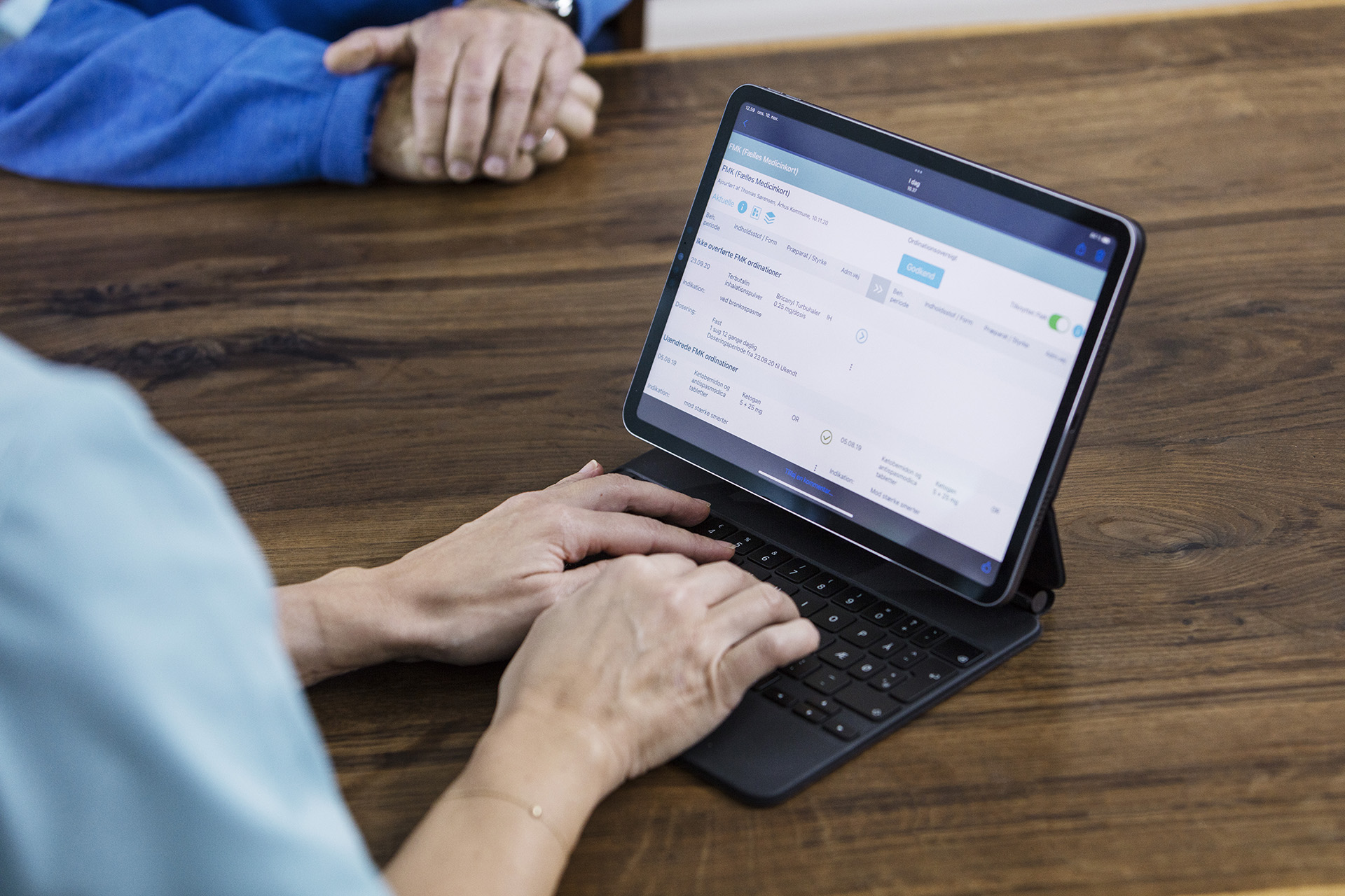 Socialrådgiver med tablet
