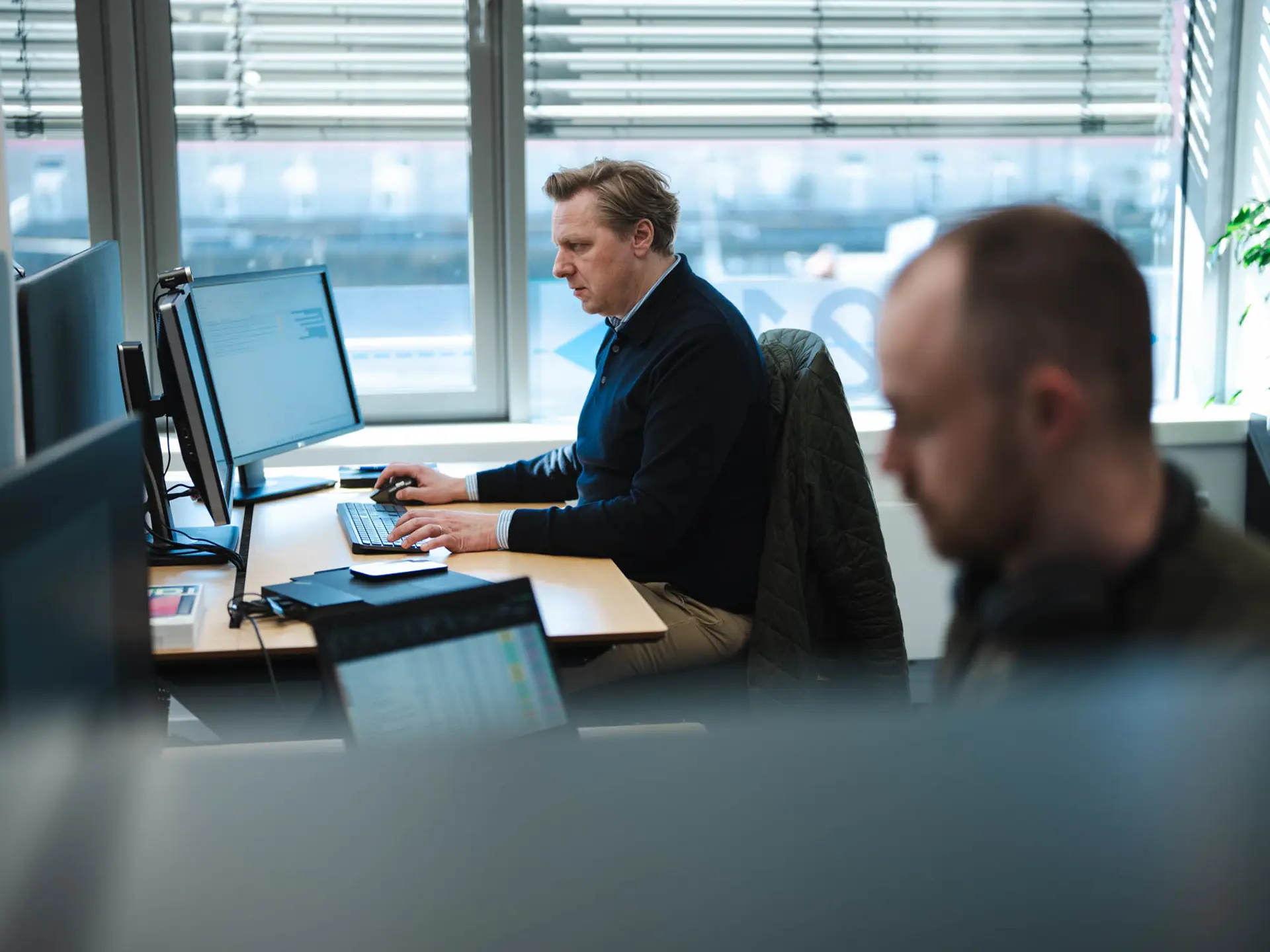 Mitarbeiter, die in Deutschland am Schreibtisch arbeiten