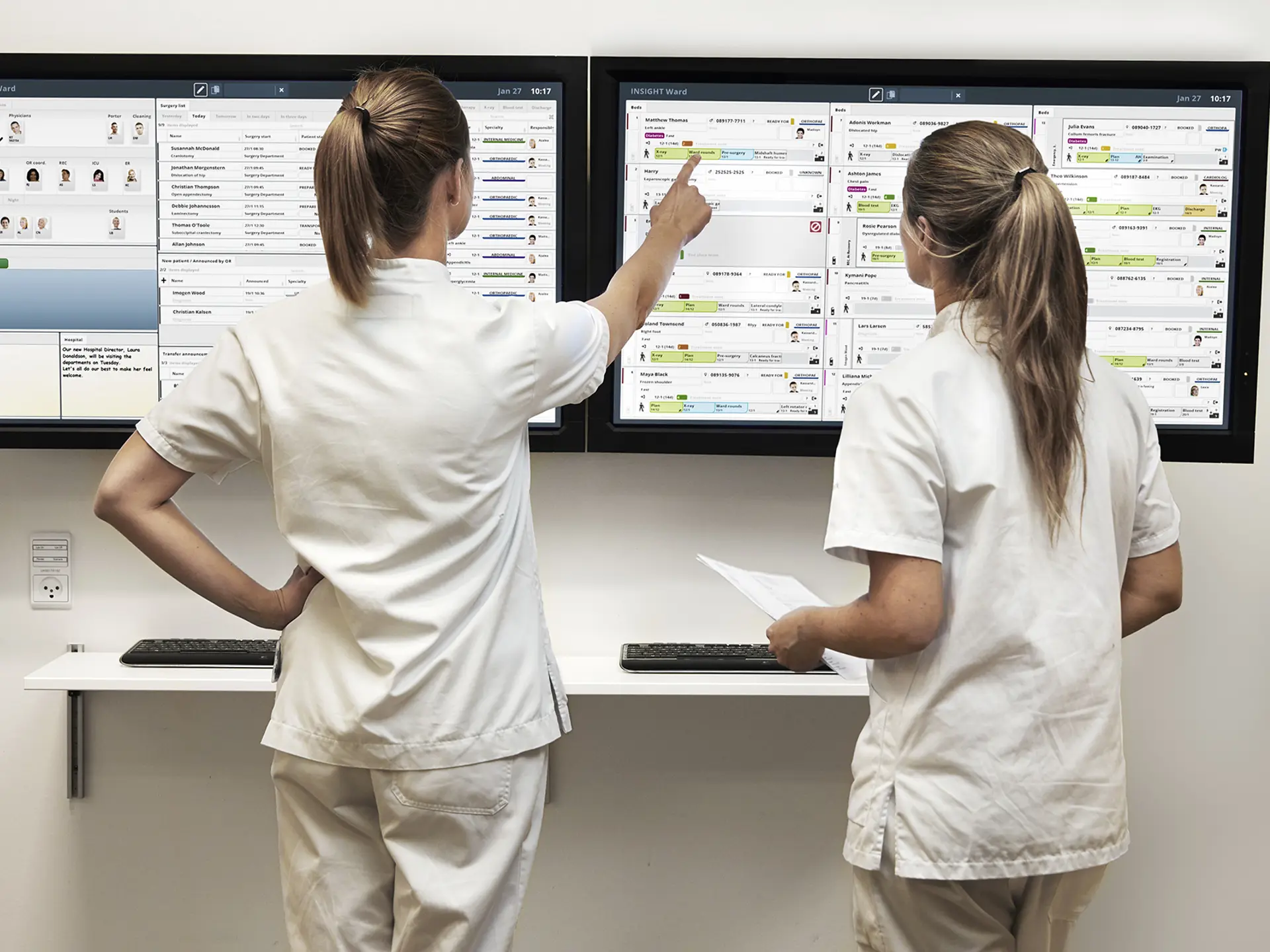 Sjuksköterskor uppdaterar patientens behandlingsjournal på en vårdinrättning.