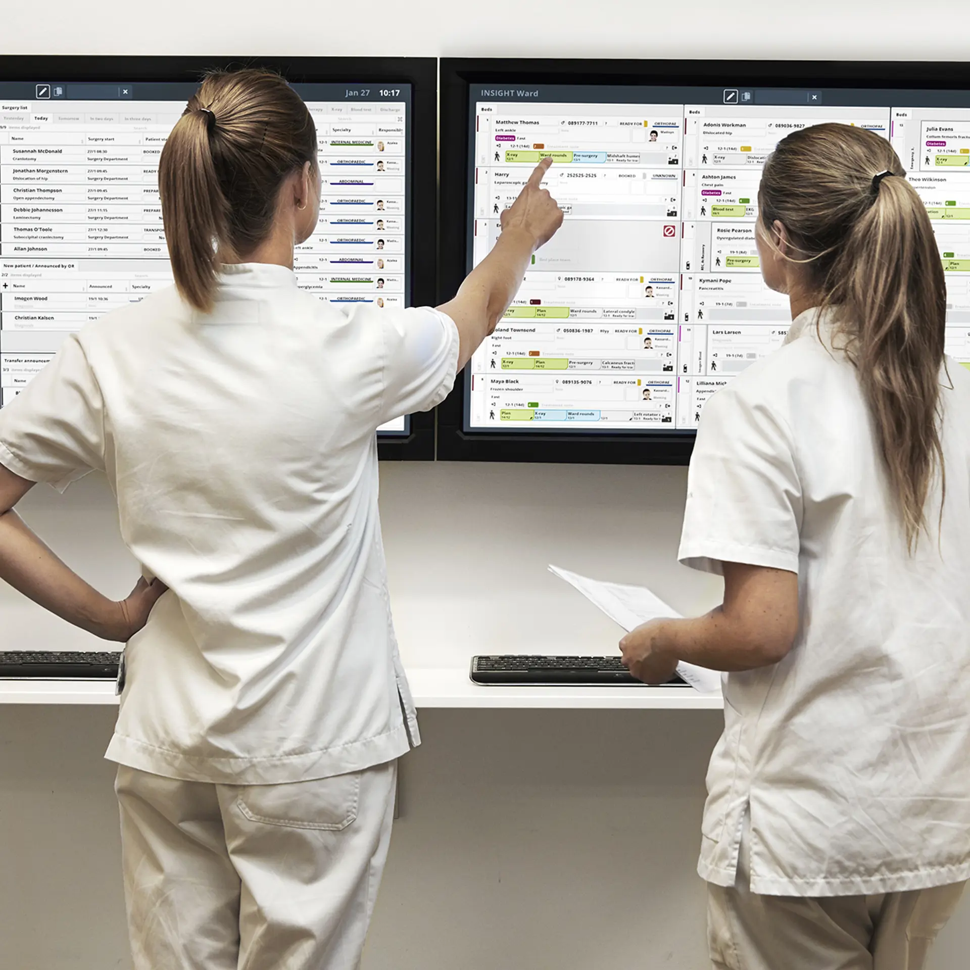 Sjuksköterskor uppdaterar patientens behandlingsjournal på en vårdinrättning.