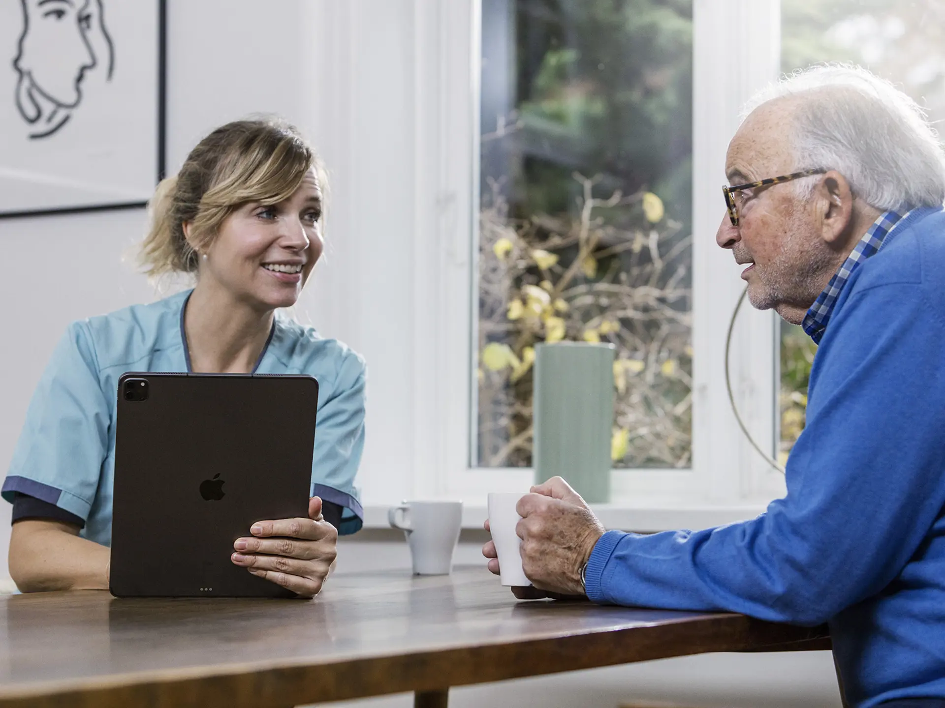 Sundhedsmedarbejder besøger borger i hjemmet