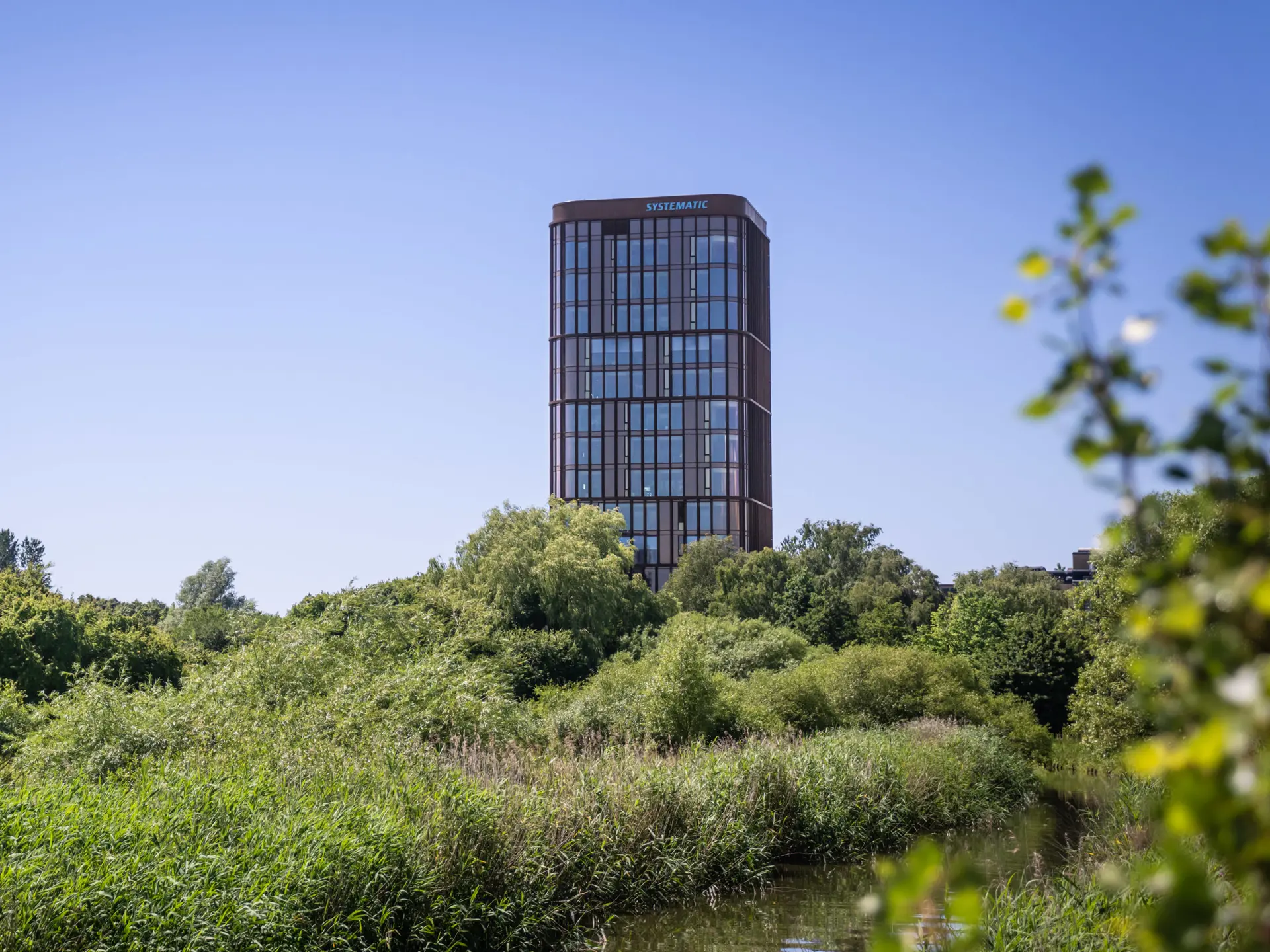 Systematic A/S' hovedkvarterstårn med klar blå himmel i Aarhus