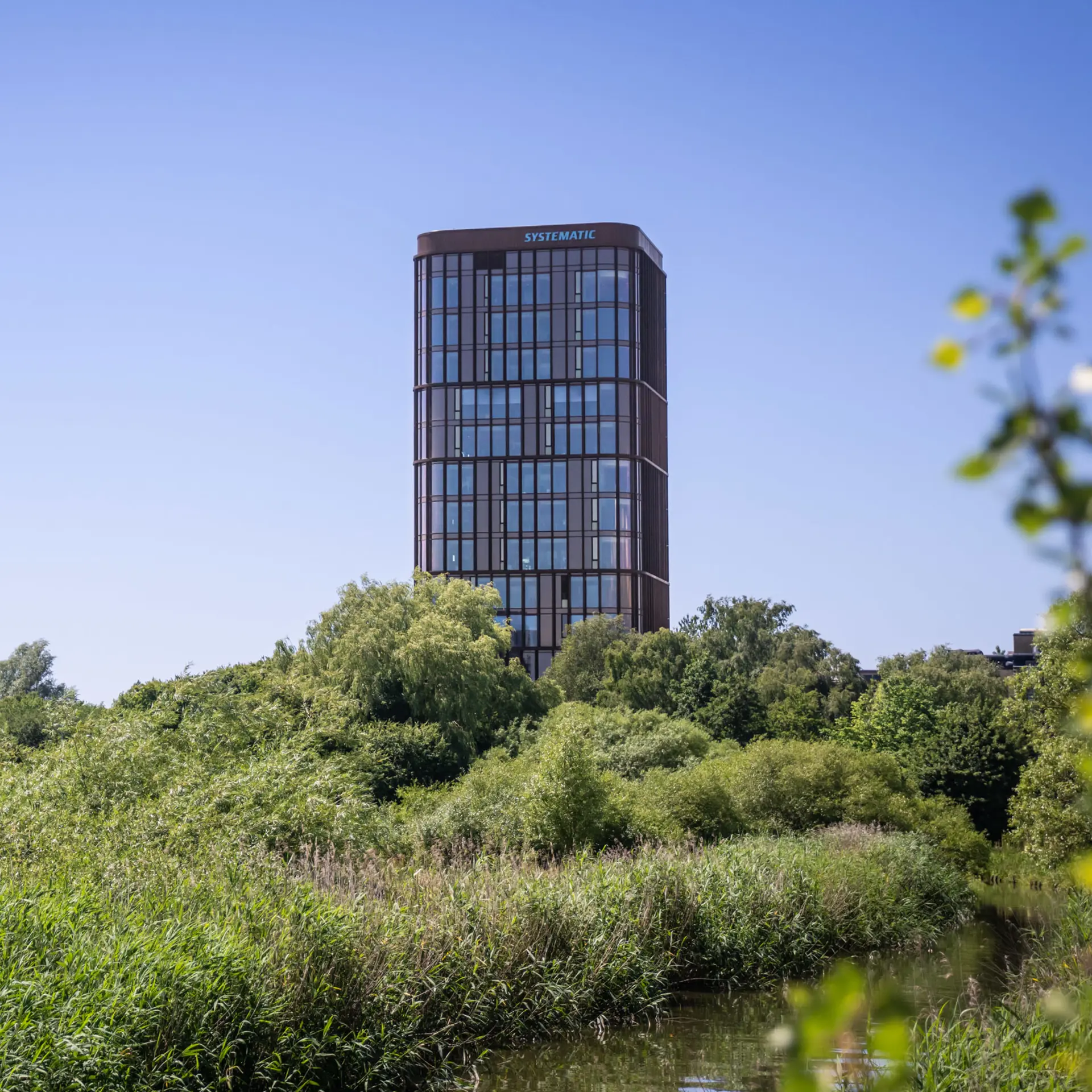 Systematic A/S' hovedkvarterstårn med klar blå himmel i Aarhus