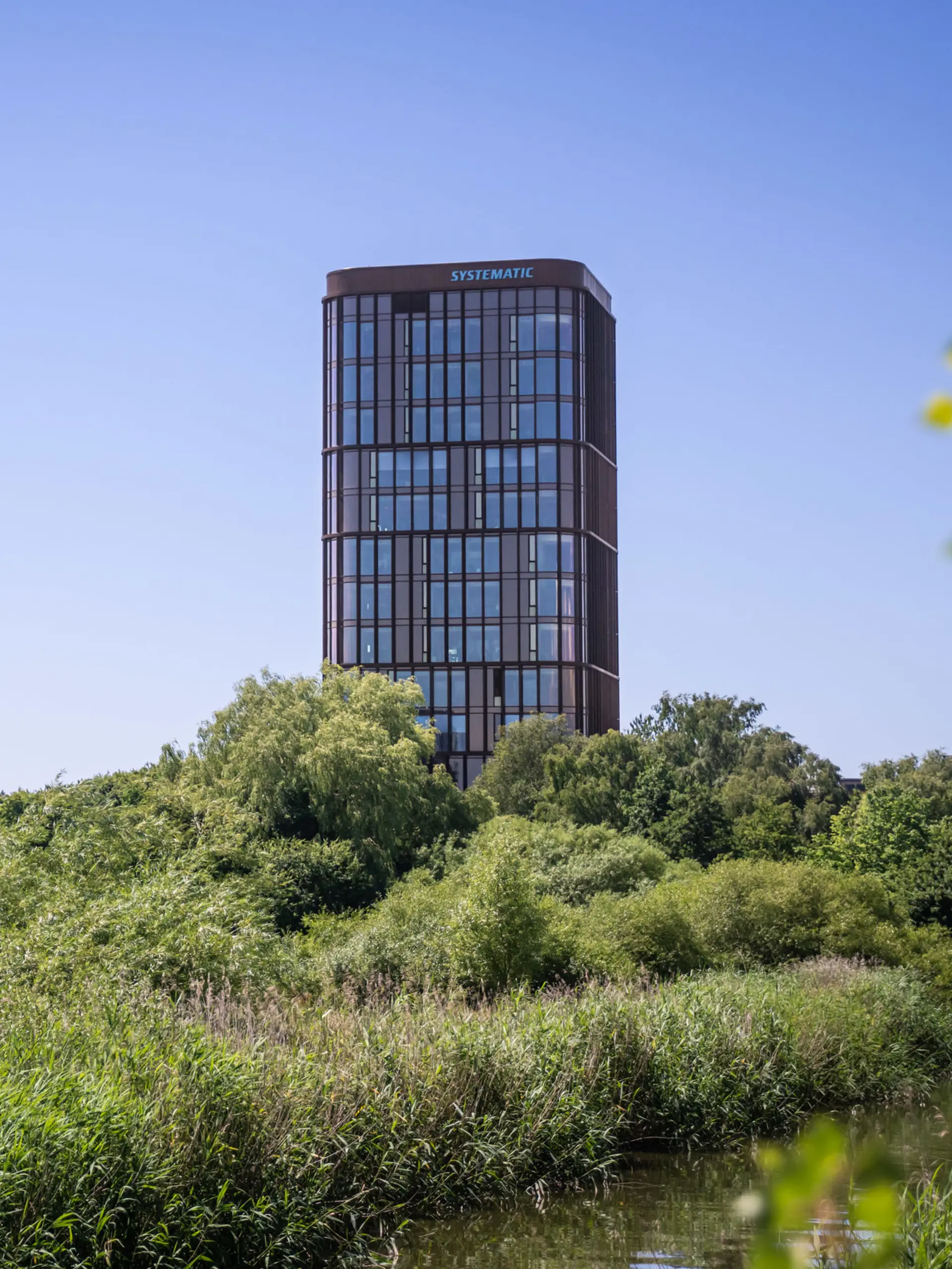 Systematic A/S Hauptsitz Turm mit klarem blauen Himmel in Aarhus