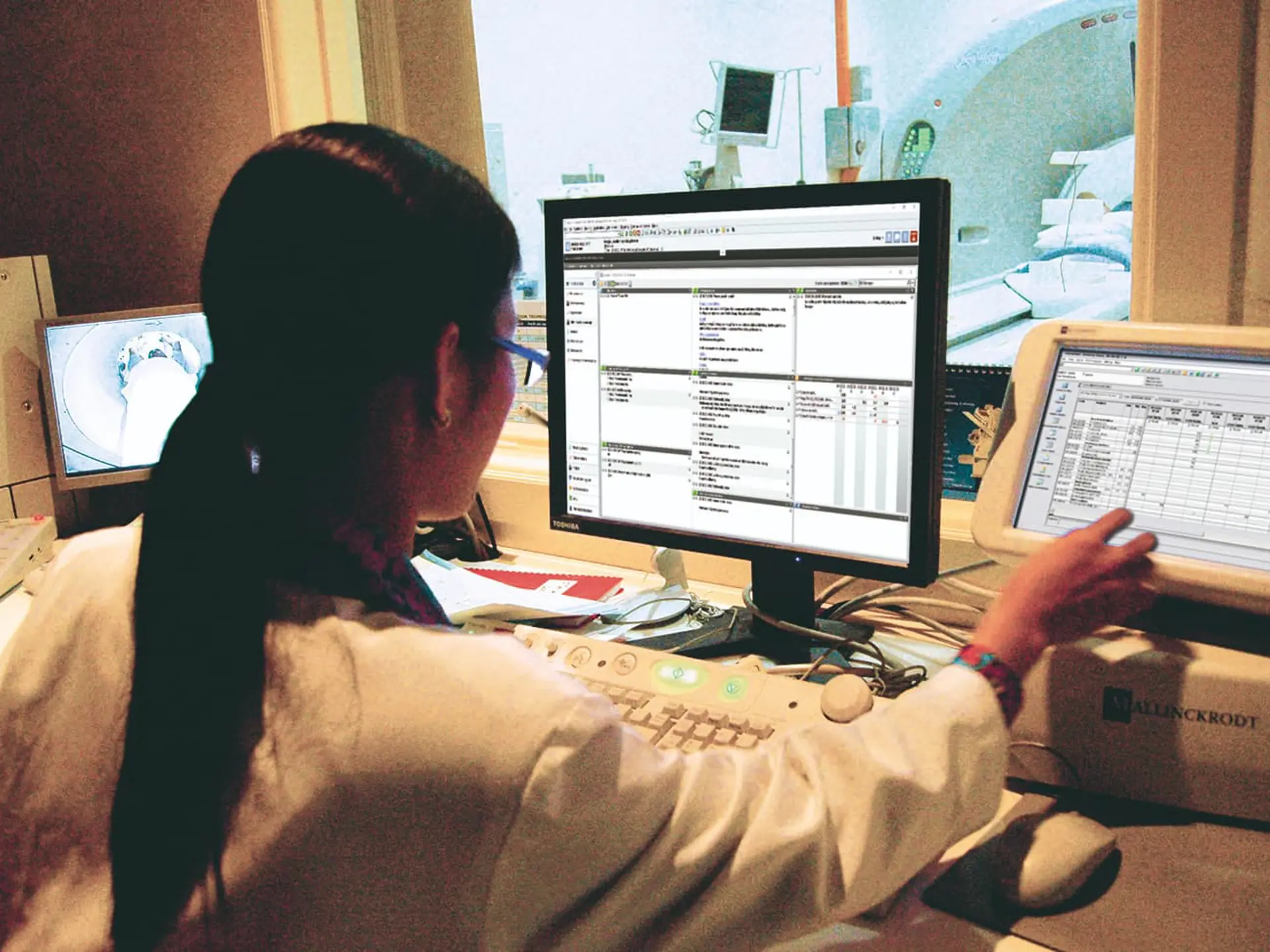 Radiolog bruger Columna CIS elektronisk patientjournal til at dokumentere røntgenresultater