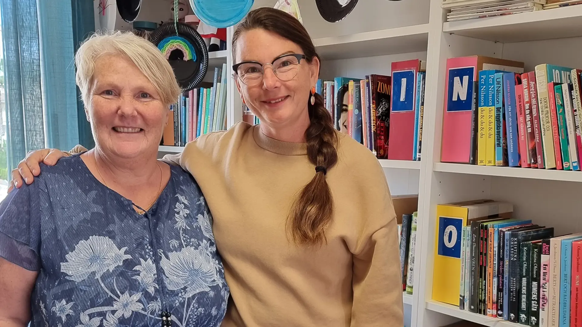 Rektor Ingela och Anna, som är lärare och ansvarig för biblioteket