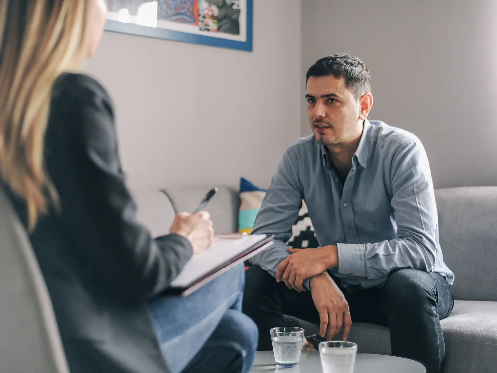 Socialarbejder taler med mand