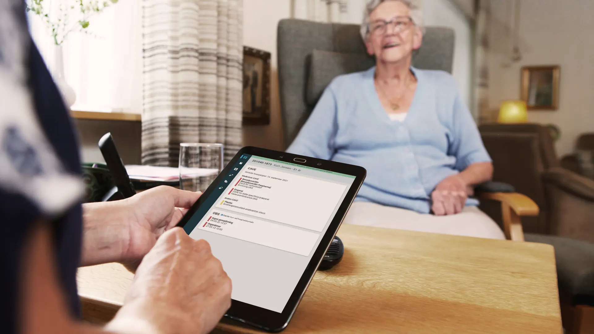 Social worker uses electronic patient data in the citizen's home