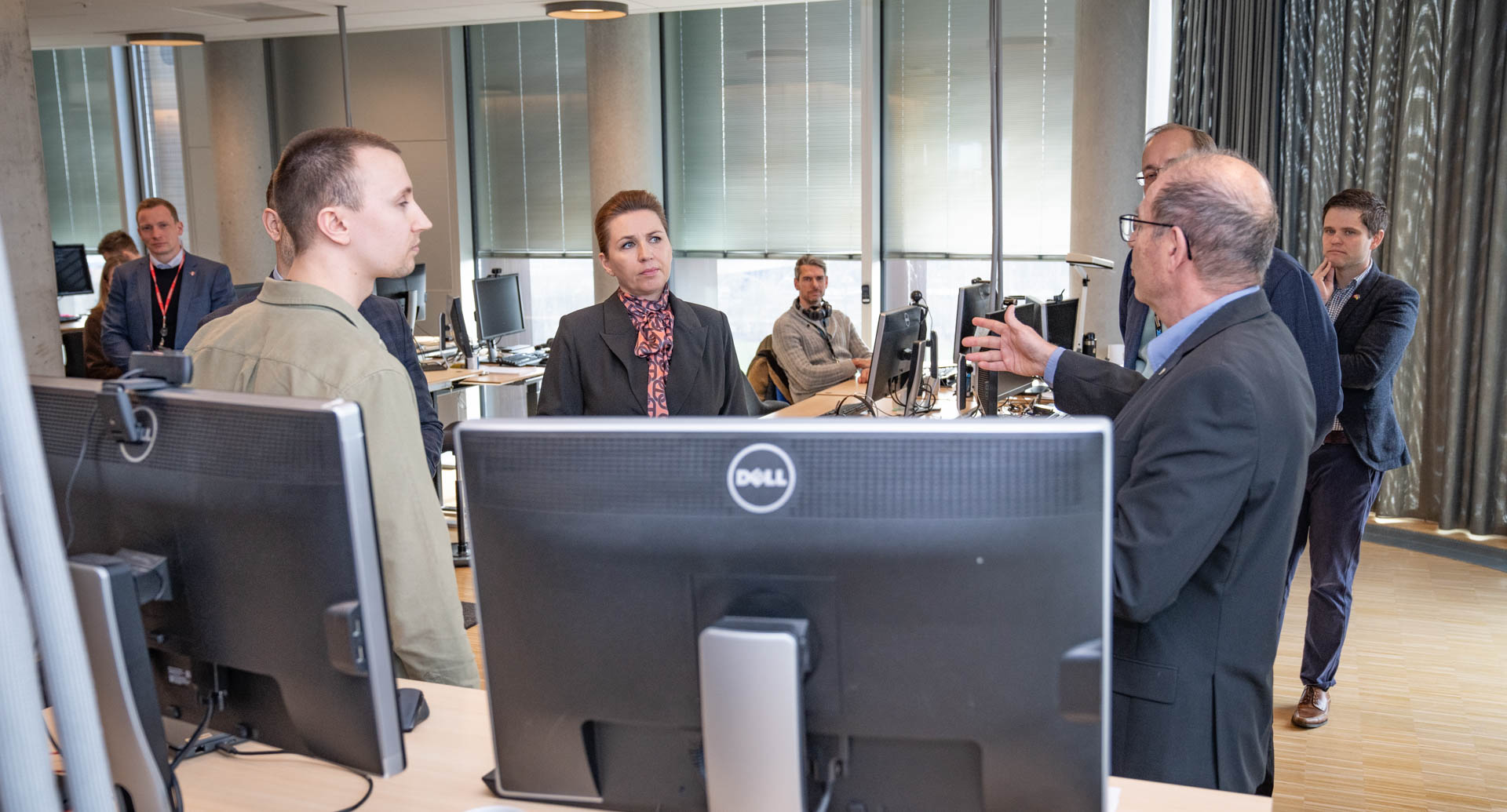 Statsminister Mette Frederiksen bliver introduceret til Systematics SitaWare-software