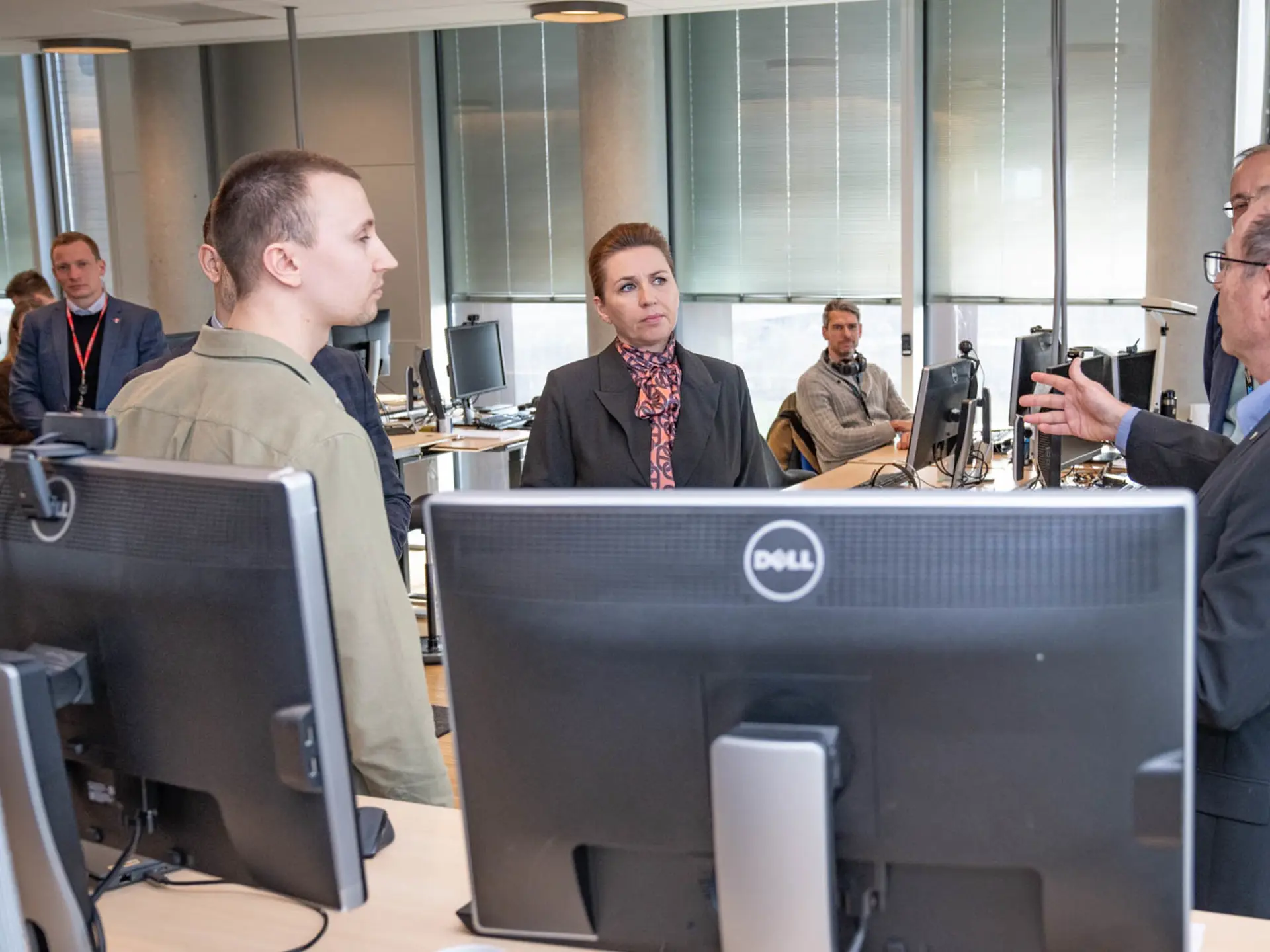 Statsminister Mette Frederiksen bliver introduceret til Systematics SitaWare-software