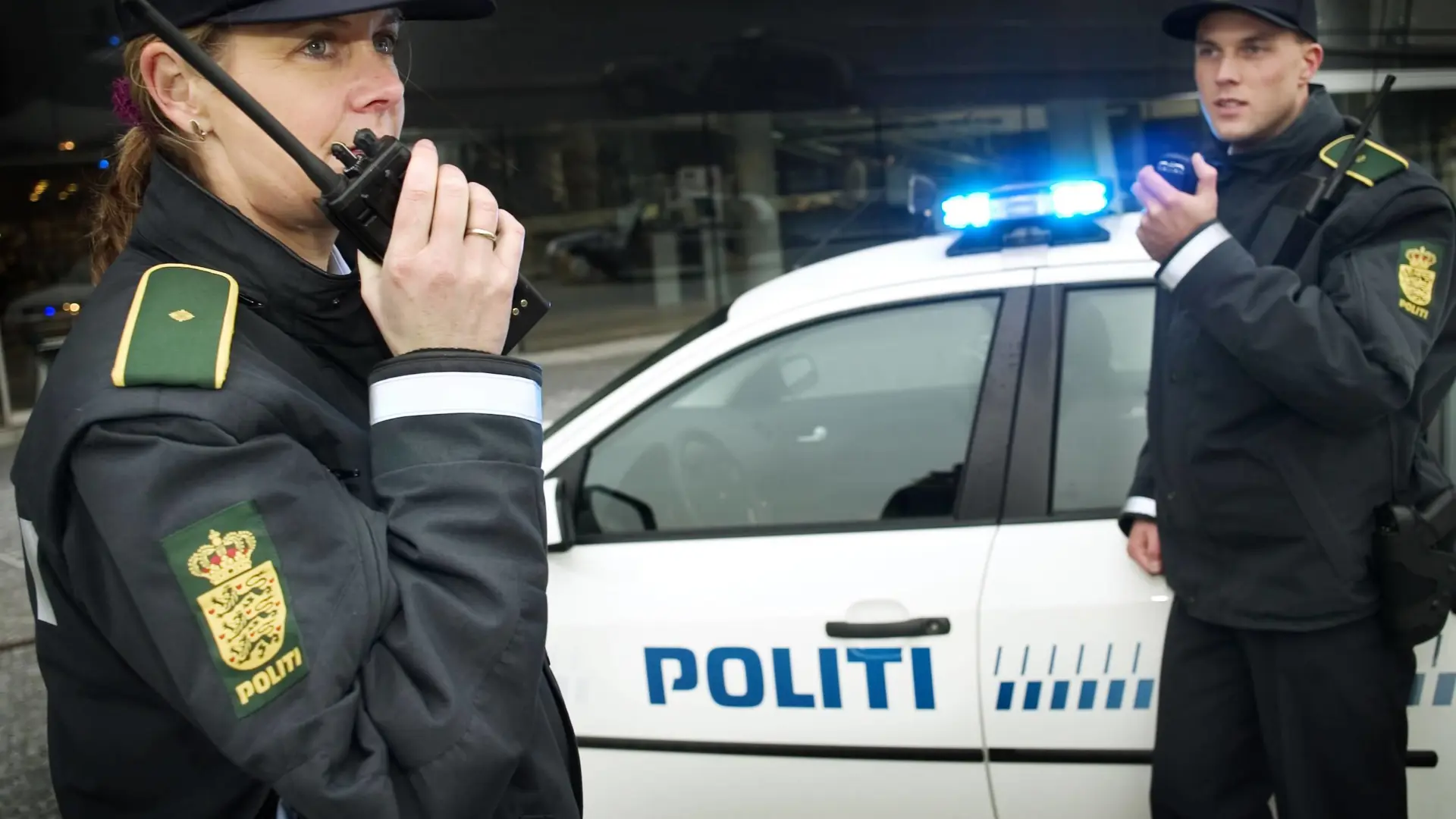 To politibetjente fra det danske politi