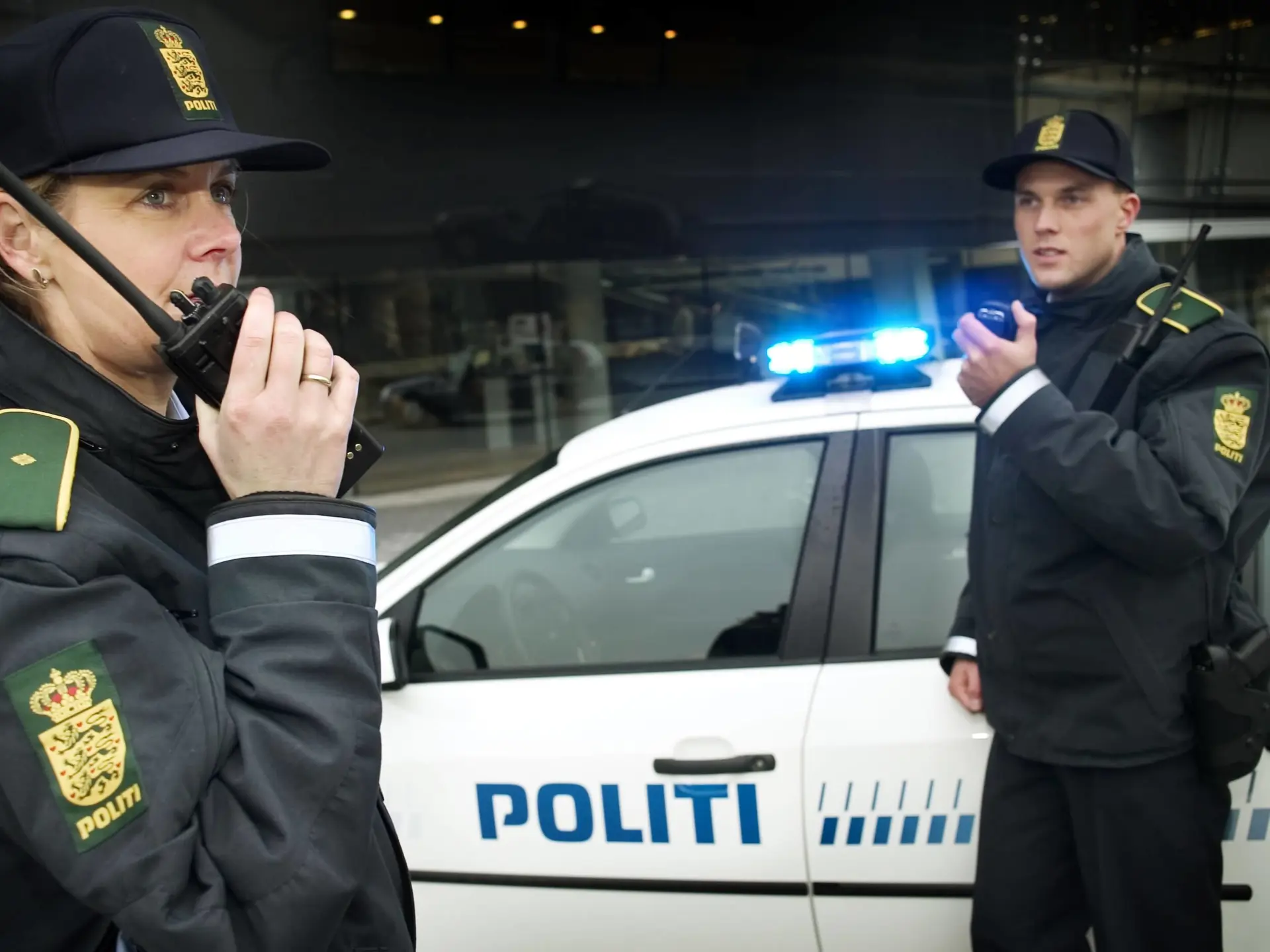 To politibetjente fra det danske politi